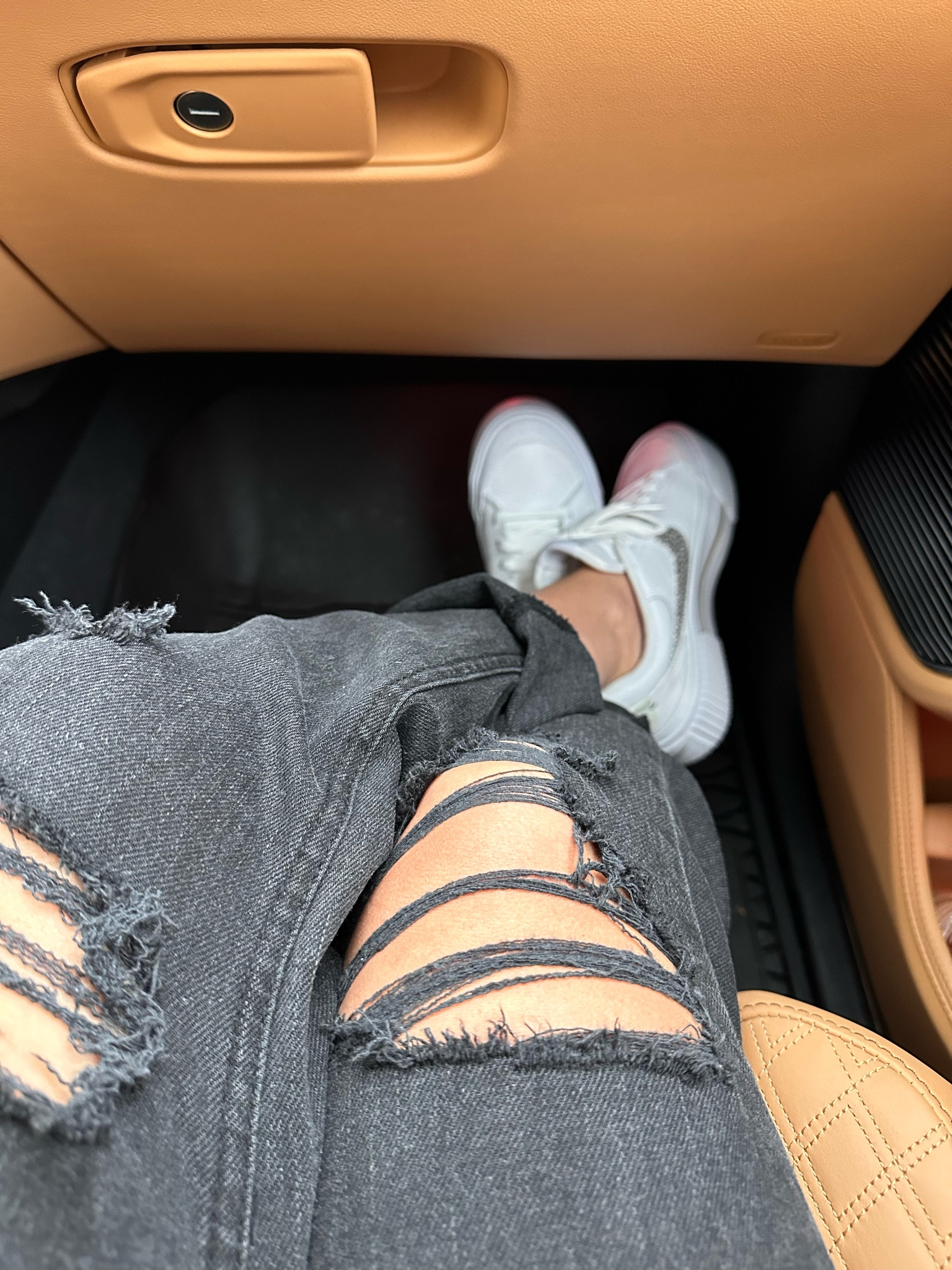 casual date day 🤎🖤

jeans / Nikes / sneakers / fall wear

#LTKCyberWeek #LTKshoecrush #LTKstyletip