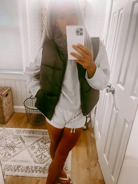 This puffer vest is an old navy fall find and it’s so good! Comes in 5 colors and under $50. Perfect for fall weather.

Wearing xs fits tts

#LTKunder50 #LTKFind