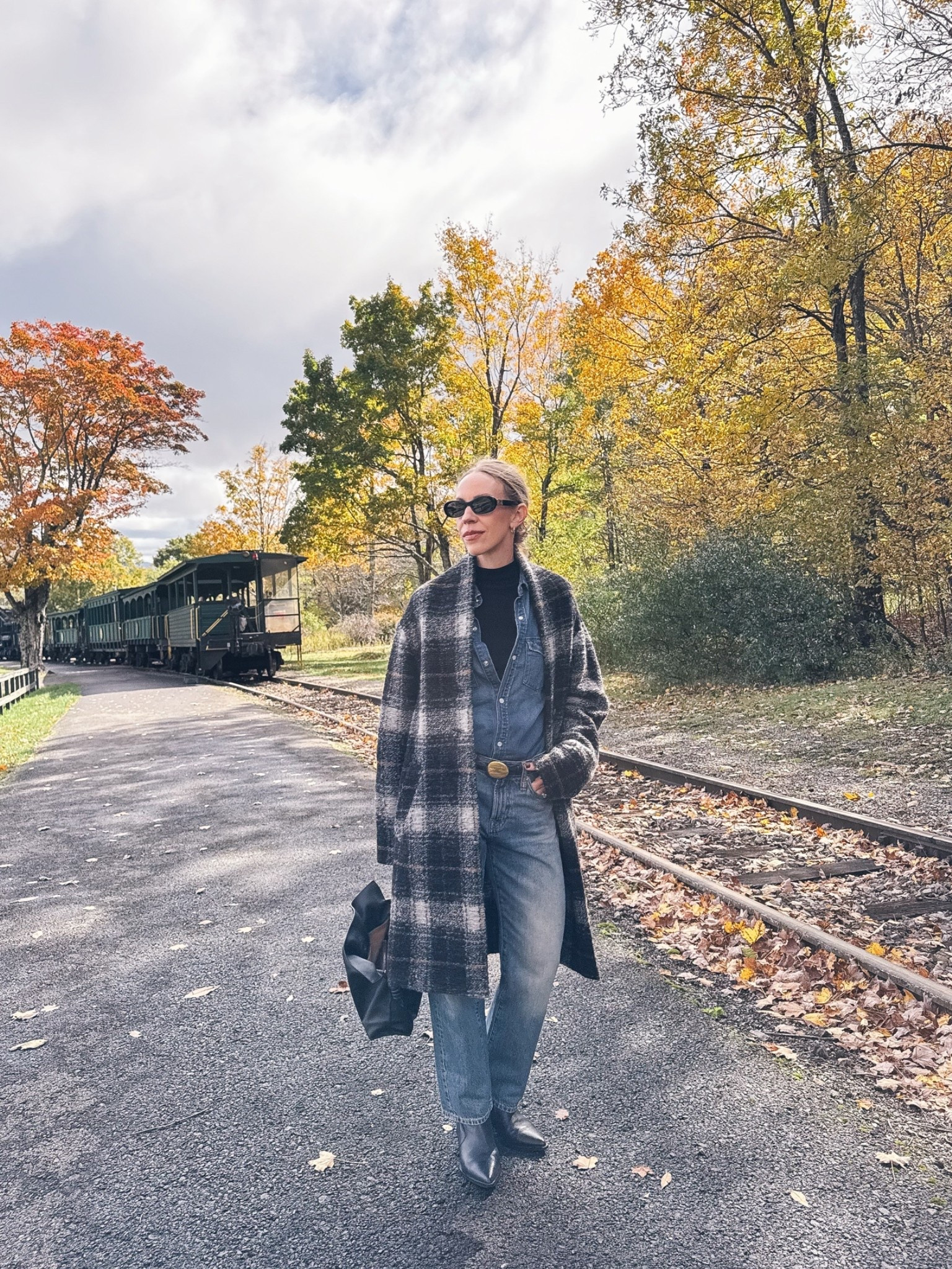 Western fall outfit, fall mountain getaway, plaid wool coat, metal plaque belt outfit