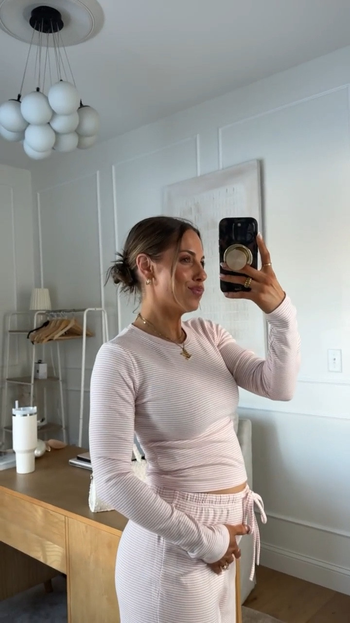 bumpin along in this matching set 🥰

#goodmorning 
#matchingpajamas 
#matchingset

#LTKdayinmylife #LTKBump #LTKmorningroutine