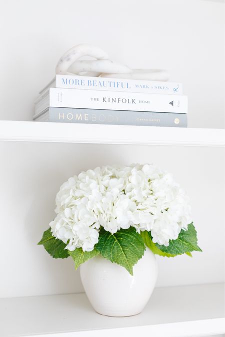Bookshelf styling ideas with coffee table books and hydrangea


#LTKMostLoved #LTKstyletip #LTKhome