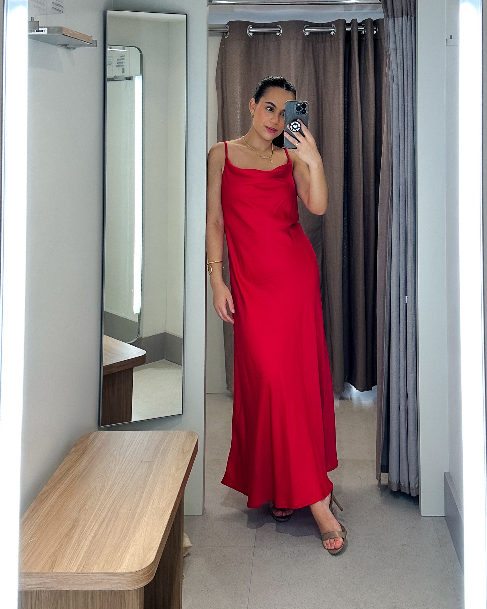 Os vestido Slip Dress vieram para ficar né? Eles trazem um ar de elegância com um toque de sensualidade. 
.
Esse da Renner está com um corte incrível, a alça é regulável, o tecido é acetinado, e tem decote Degagê.

🍒✨🍷❤️

#LTKstyletip #LTKbeauty #LTKbrasil