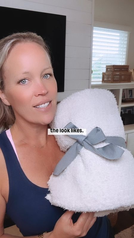 I’ve searched high and low for you for the perfect look and feel like of the viral and perfect barefoot dreams blankets! I found one for under $20 and it is everything! 


#LTKVideo #LTKGiftGuide #LTKHome