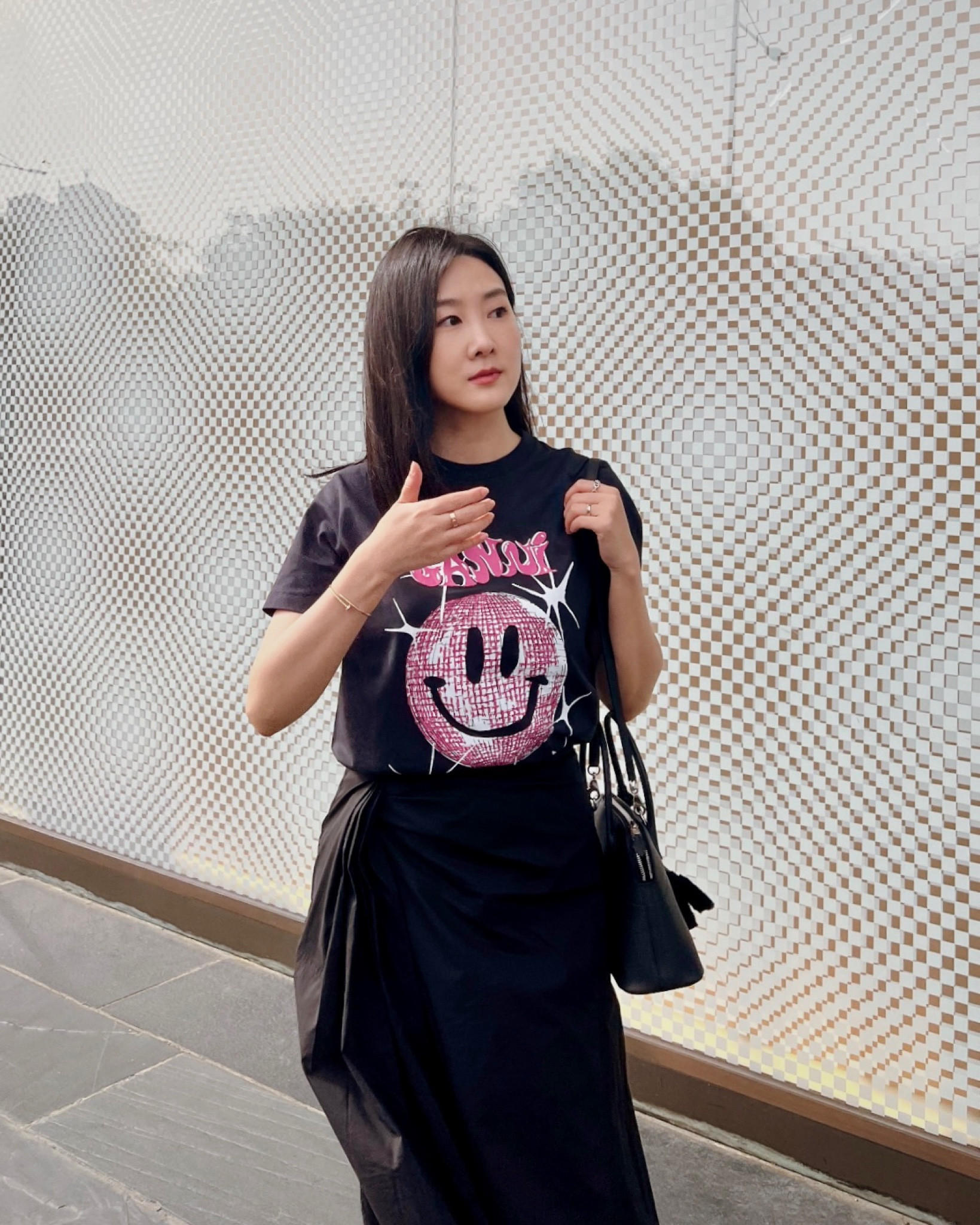 Ganni smiley T-shirt🖤
귀여운 가니 스마일리 티셔츠
이번 시즌은 미러볼 버전으로!
사이즈는 정55사이즈 기준 xs 편안하게 잘 맞네요 :-)

오오티디 여름코디 티셔츠코디 ootd

#LTKunder100 #LTKstyletip #LTKsalealert