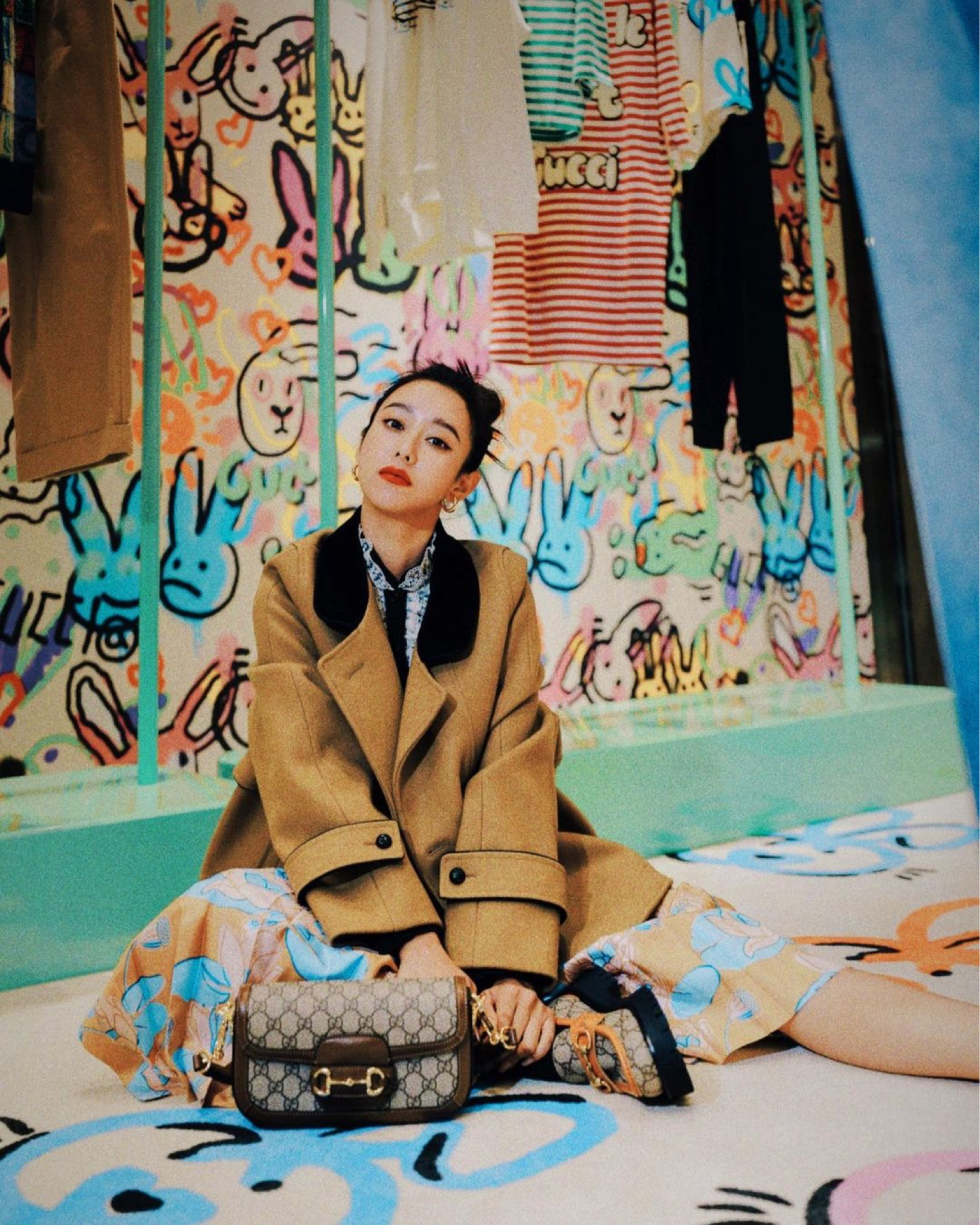 大家晚安啊～收假的第一天，是否有點痛苦？ 哈
附上幾隻兔兔給大家療癒一下心情
今天有點復古又優雅穿搭你們喜歡嗎😆

上週到101的GUCCI快閃店
內心直接尖叫～也太可愛了吧！！
滿滿色彩繽紛、獨特噴漆風格的兔子塗鴉
超級有農曆新年兔年的氛圍☺️

這次全身穿上復古的大衣與精緻的花卉印花絲綢百褶裙
搭配經典的樂福鞋與包款
重點是～超喜歡這次的大衣細節設計🫶🏻
是兔年一定要有的兔子刺繡！！

快閃店全系列商品都以色彩、印花與裝飾都採用大膽的設計去呈現出
「普普風」、「塗鴉風」、以及品牌歷史悠久的「花卉風」三種不同的風格！

想看超可愛的兔子塗鴉的
101 GUCCI快閃店活動只到2/5
你們記得去拍照！！

@gucci
#gucci
#LTKtaiwan #LTKasia

#LTKshoecrush #LTKitbag #LTKstyletip