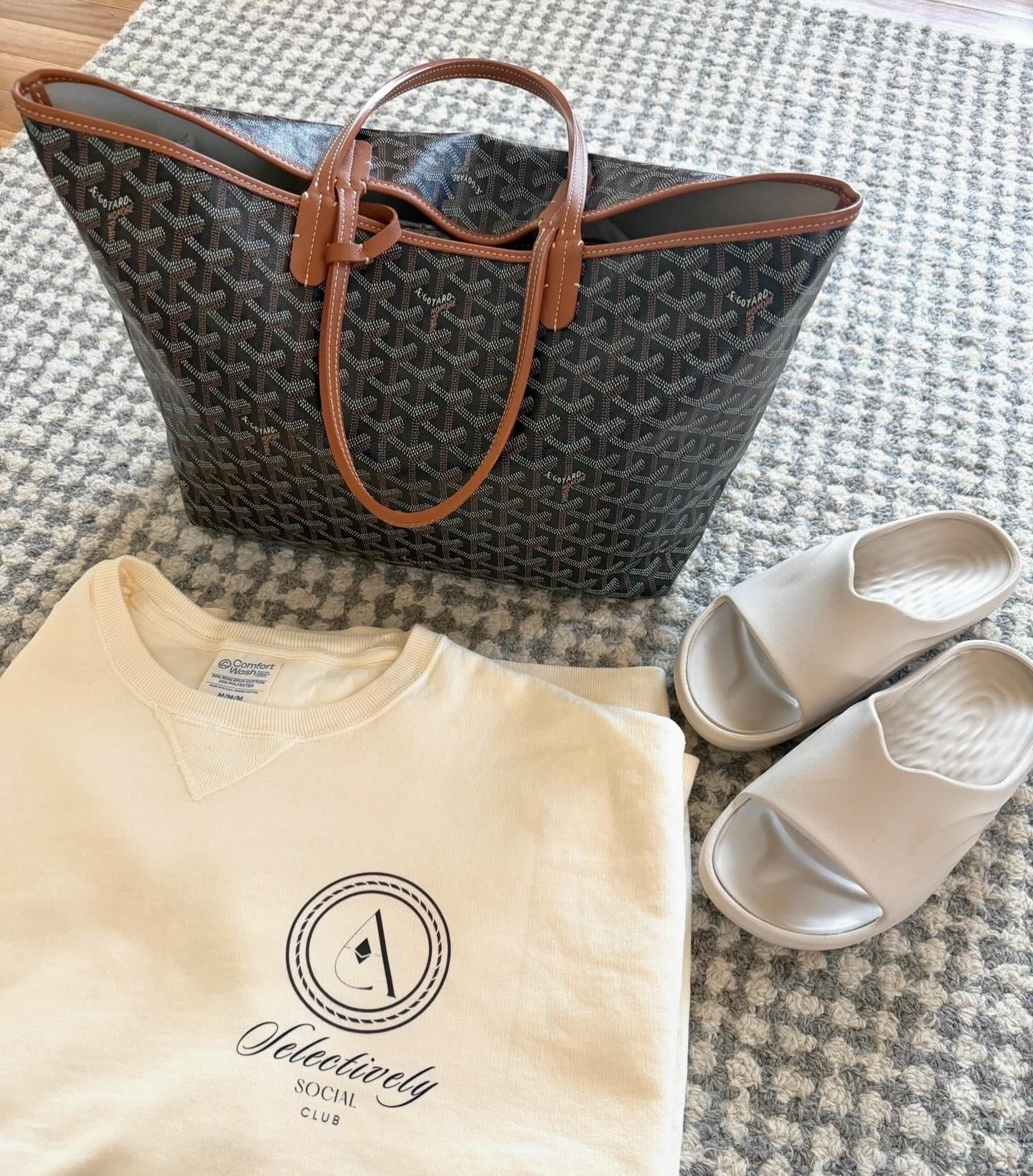 Grab + go essentials 
Sweater: @akaliaofficial 
Bag: us 🫢
Shoes: @wearstand