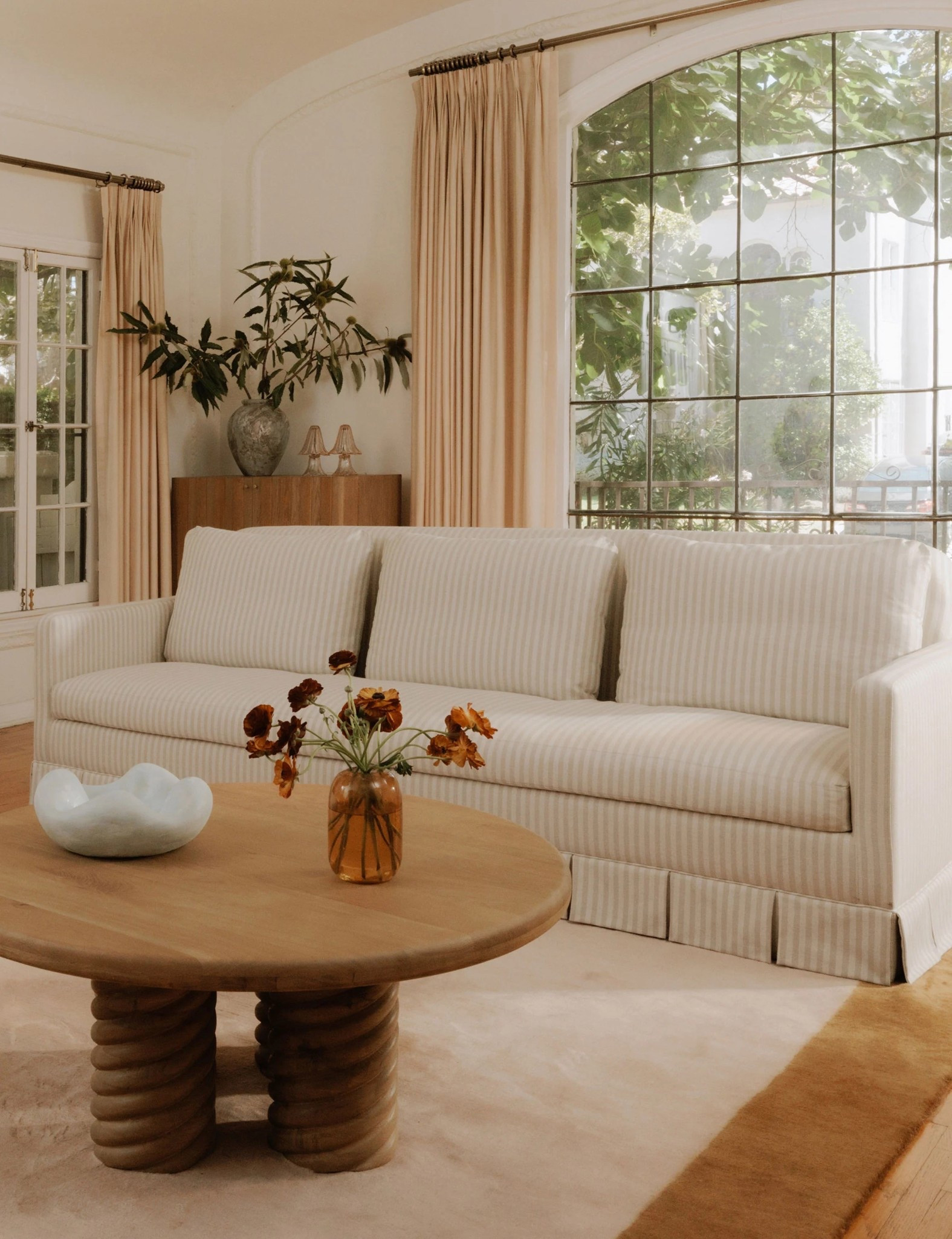 A Grandmillennial dream: blue-and-white chinoiserie, vintage-inspired lighting, and a timeless Nancy Meyers living-room vibe. This space blends the warmth of Nancy Meyers decor with the tailored, polished feel of the Ralph Lauren aesthetic. 

Grandmillennial living room • Grandmillennial dining room • Blue and white lamp • Chinoiserie lamp • Chinoiserie decor • Nancy Meyers living room aesthetic • Nancy Meyers lighting • Ralph Lauren aesthetic • Cozy, classic, timeless home style.

Grandmillennial living room, grandmillennial dining room, grandmillennial light, blue and white lamp, chinoiserie, chinoiserie lamp, Nancy meyers, Nancy meyers living room, Nancy meyers decor, Nancy meyers light, Ralph Lauren, Ralph Lauren aesthetic, Nancy meyers aesthetic 