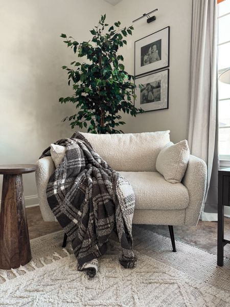 Got this beautiful, cozy, 2-sided plaid blanket for under $20!

Throw blanket, Walmart find, accent chair, voice chair, myAlbanypark, accent table, faux tree, living room decor, neutral living room, layered rugs, nylon rug, wall frame, gallery frames, picture frame light, plaid blanket, barefoot dreams dupe

#LTKfindsunder50 #LTKhome #LTKsalealert