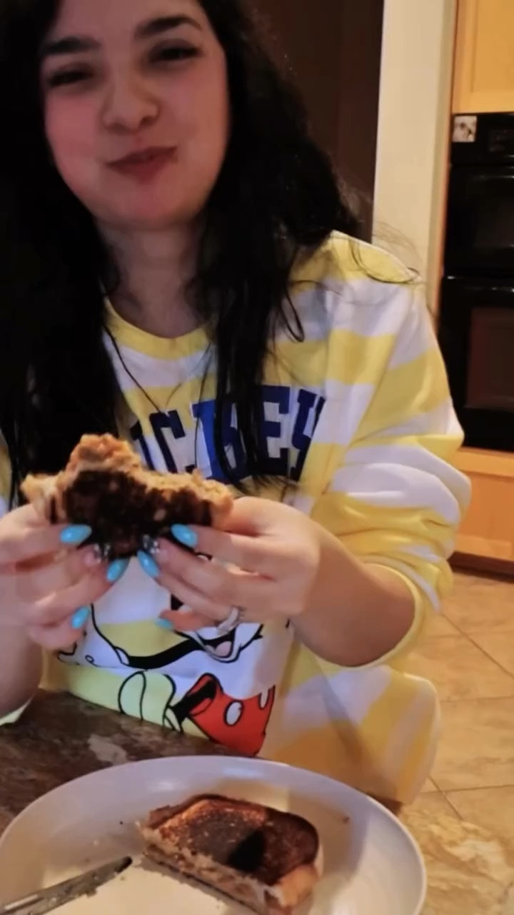 Here is an easy family dinner idea 💡 I always make chili and I always end up with leftovers, I love reusing it with chili mac but this time I was craving something else so I decided to make these grilled chili cheese sandwiches, they are so so good and filling, the secret for them to be so good is lots of butter and @lamorenitausa quesadilla cheese , so do good!! 🧀 🥪 
.
.
.
.
.
.
.
.
.
.
.
.
#easyfamilyrecipes #easyfamilymeals #foodiesofig #kidsfriendlyrecipes #familymeals #foodiesofig #foodiesforlife #foodforfoodie