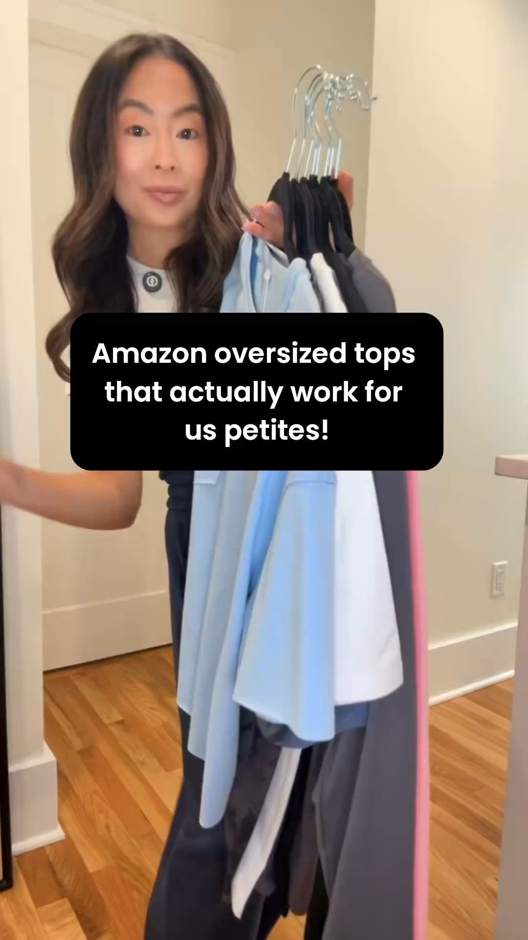 Just when you think you can’t wear oversized tops when you’re petite… think again! It’s all about how you style them bc they CAN work! 