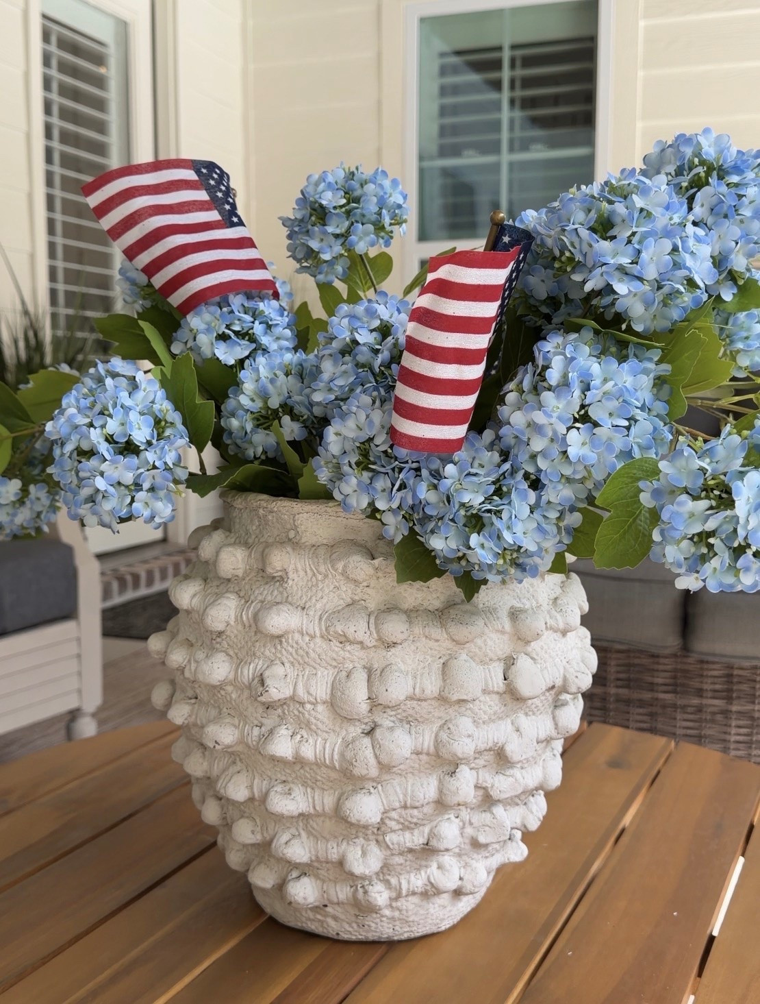 These stems are so beautiful! ❤️ I’m slowly getting all of my outdoor spaces spruced up for the season, and I love decorating with a patriotic touch that will carry me all the way through Summer! 🇺🇸