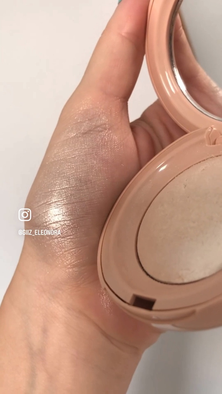 A textura desse iluminador é simplesmente incrível 💕 ela lembra um pouco a antiga textura dos iluminadores da Becca, mas com uma qualidade superior!

A cor do Enlighten é mais branquinha, com um fundo champanhe-prateado, perfeita para peles muito branquinhas. Usei com um pincel fofinho e ele deu esse acabamento acetinado na pele. Mas não se engane, ele pode ficar bem intenso se é isso que você quer. 

Fiz até uma comparação do meu iluminador mais intenso, o Cookie de Benefit, para vocês verem a diferença. 


#LTKMostLoved #LTKbeauty #LTKVideo