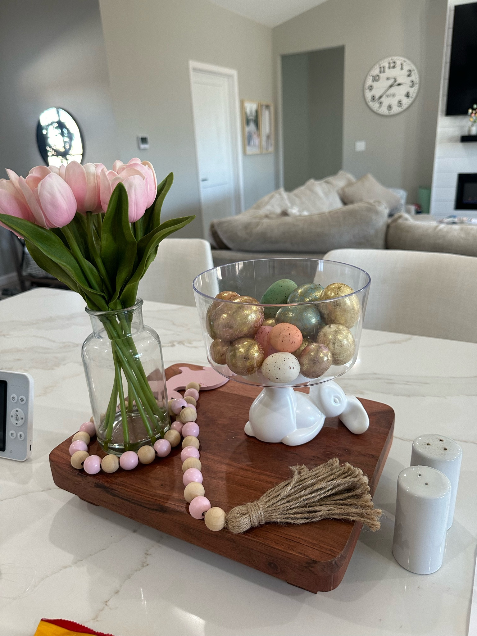 Easter centerpiece for kitchen #easterdecor #easterkitchendecor #springdecor 