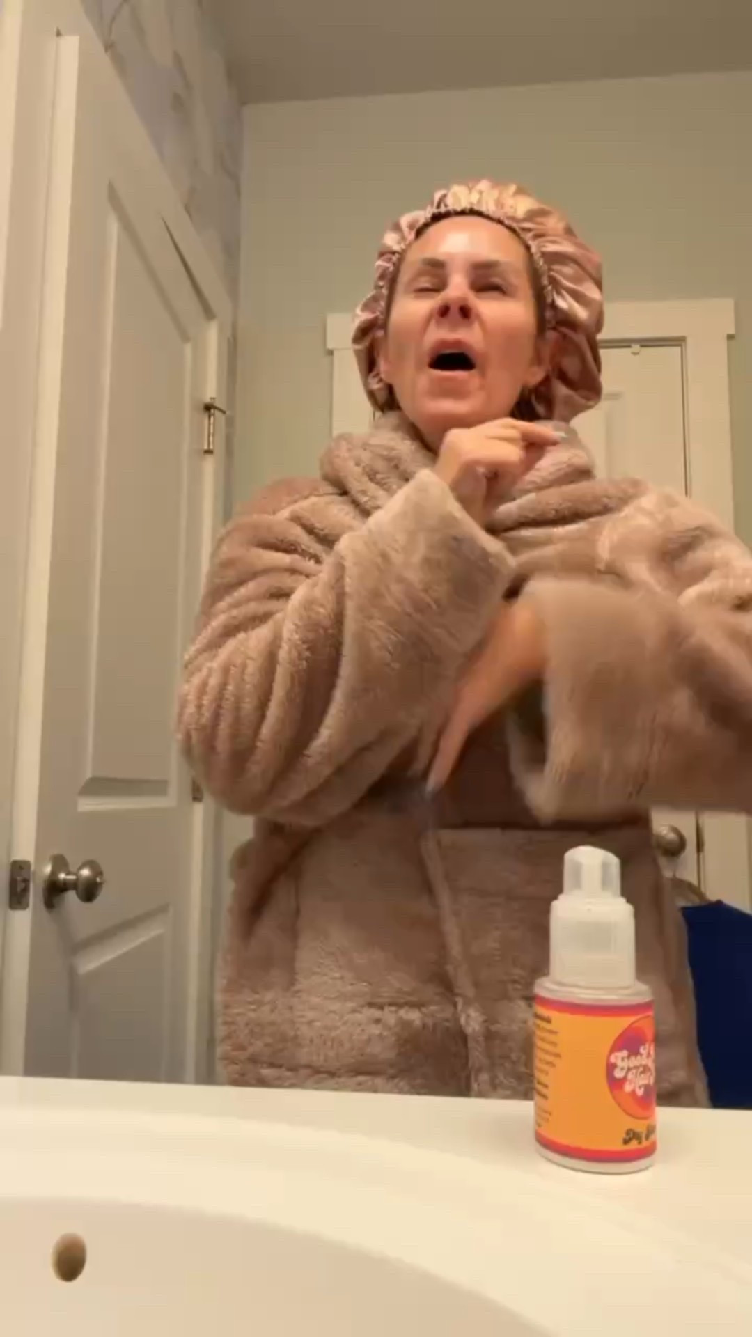 I finally found a set that’s actually comfortable enough to wear overnight — soft, lightweight, and still gives me bouncy, smooth curls by morning. If heat damage isn’t your vibe (same), this might be your new favorite swap.