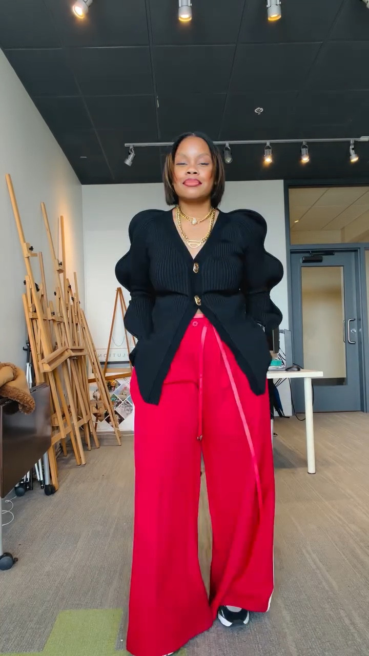 Hey boo! Sport chic workwear lewk! I love a comfy track pant and paired with a wavy cardigan! Comfy and cute! What y’all think?
•
•
Style over forty, easy style, track pants, jewelry style,
