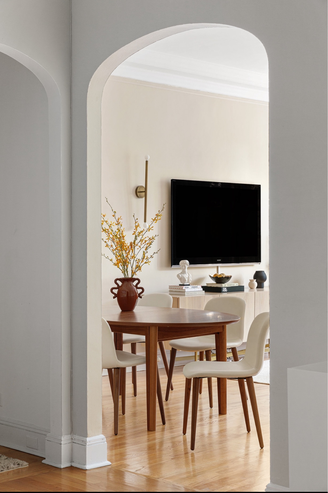Statement pieces like this dining table and leather dining chairs entice.  And with our process it’s a given that they’re also super functional:)
Shop #diningroomdecor 