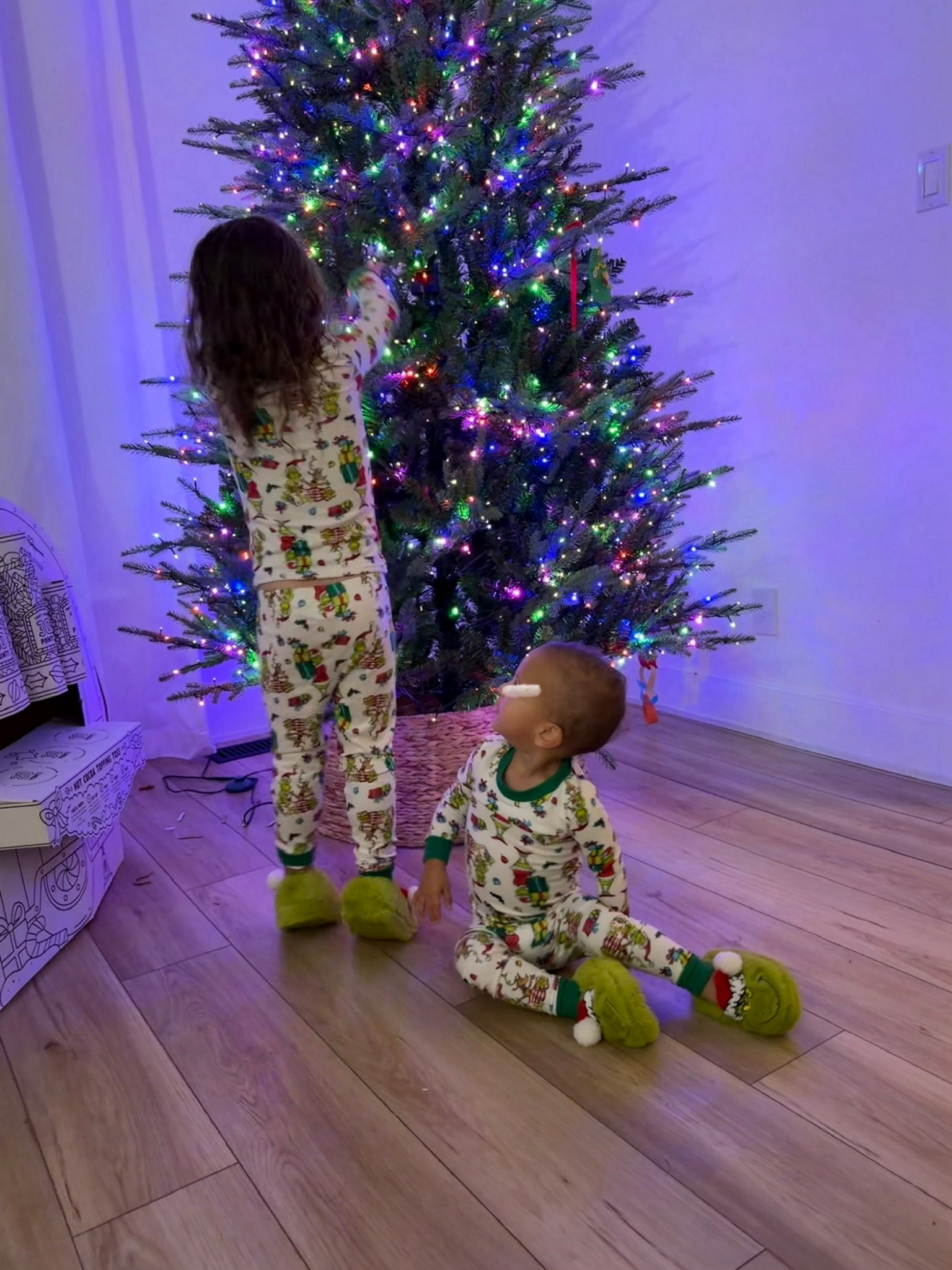 The cutest Grinch pajamas and slippers!💚

#LTKmomlife #LTKHoliday #LTKSeasonal