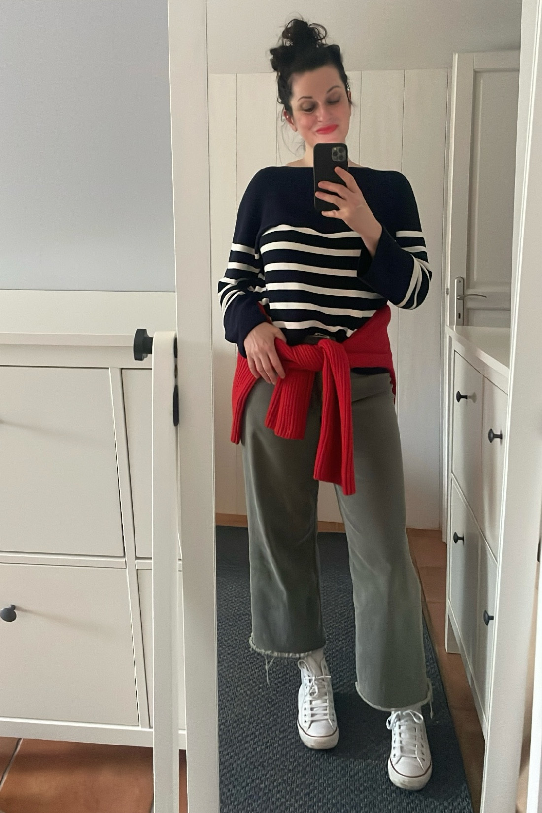 Navy striped knit #uniqlo 
Red turtleneck knit #hm
Khaki barrel jeans #kiabi
White leather Chuck Taylor #converse 
Lipstick #rouje 

#LTKover40 #LTKmidsize #LTKeurope