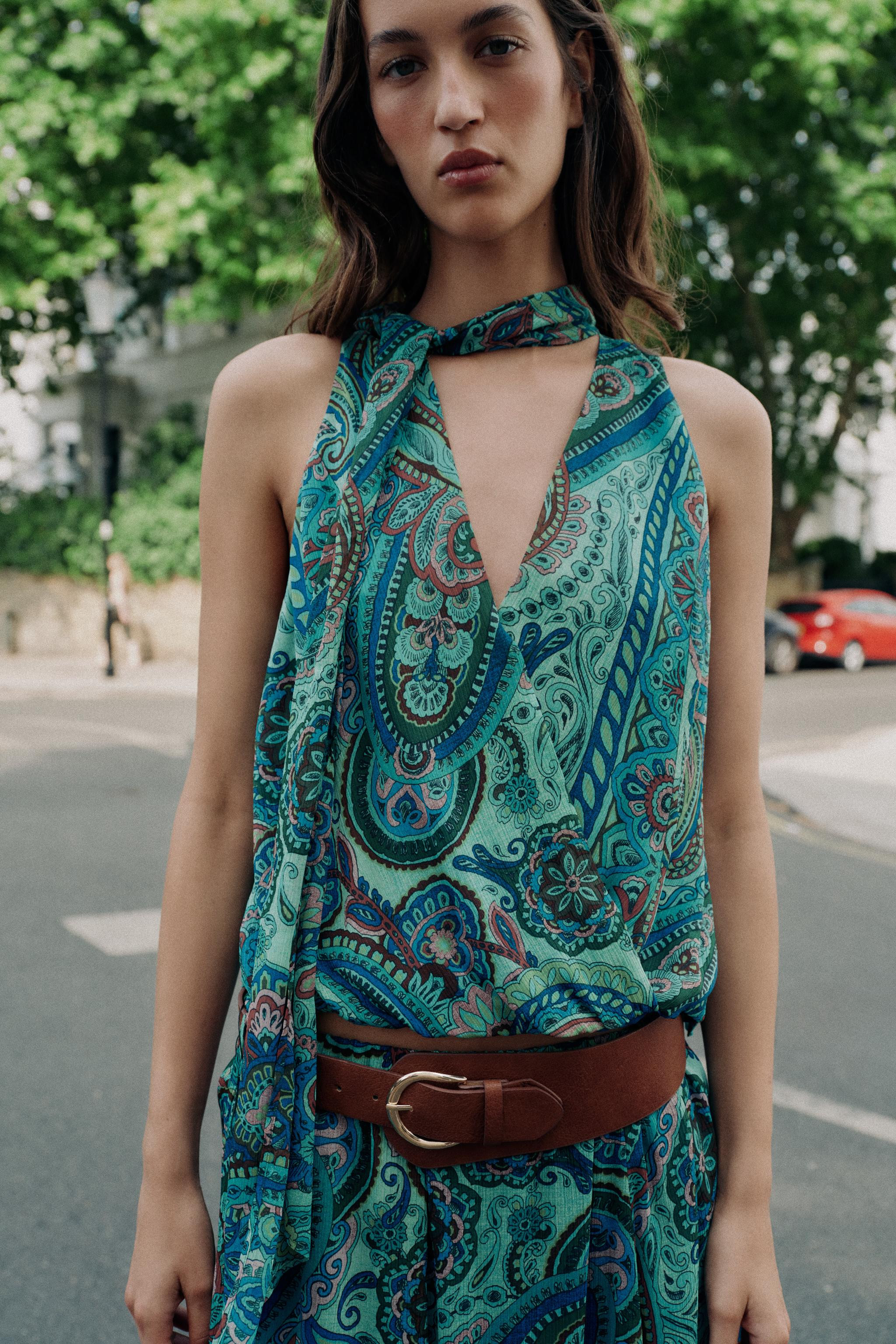 Tie-neck top featuring a V-neck and sleeveless cut. Surplice front and elasticized hem. Lined. | Zara US