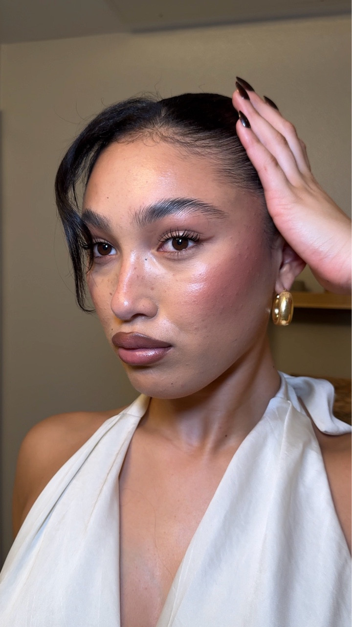 another holiday makeup you’re actually going to wear 🎀 
products 
products
@rarebeauty brow gel, liquid contour in serene and solace
@rhode barrier butter, glazing mist 
@milkmakeup hydro grip primer 
@kyliecosmetics skin tint
@hourglasscosmetics concealer
@hudabeauty easy bake powder
@moonglaze powder bronzer
@patricktabeauty blush in she’s so seductive
@onesize setting mist spf @maccosmetics lip liner in cork, satin lip stick in cool teddy @L’Oréal Paris telescopic mascara
@makeupforever lip liner in anywhere caffeine, and endless cacao