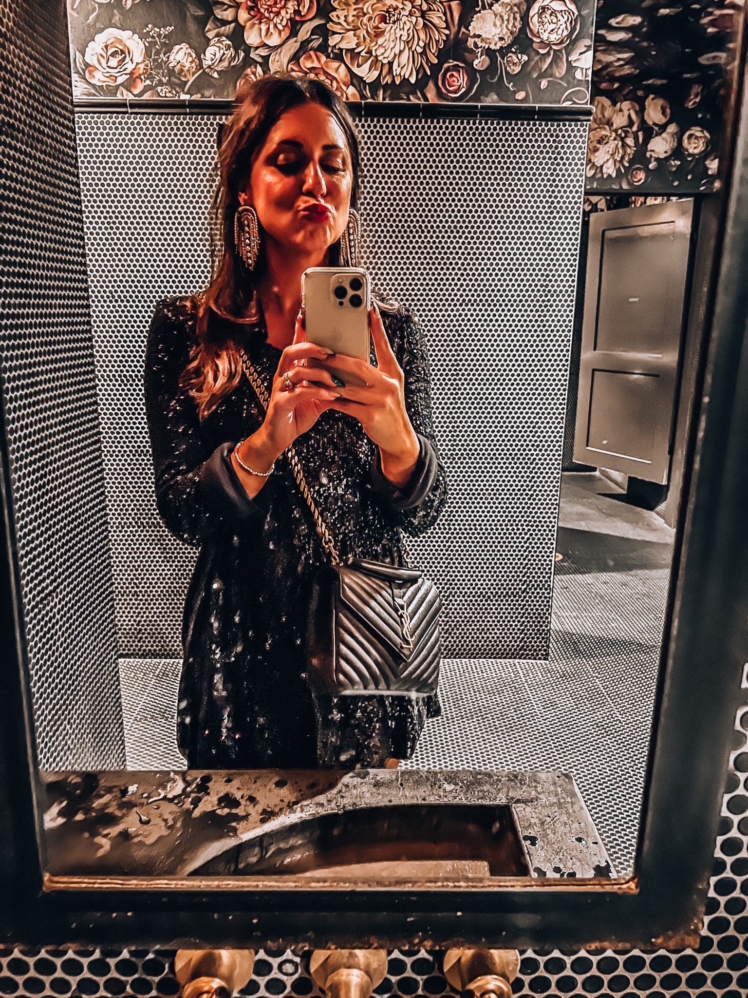 Sequins never disappoint! Paired a sequin blazer with this adorable oversized black hair bow, my favorite luxury YSL medium college bag and favorite lipstick.
Perfect for special events or date night! 
.
.
.
#momstyle #bacheloretteparty #nashville 
#summertrends #sequins 

#LTKstyletip #LTKFind #LTKitbag