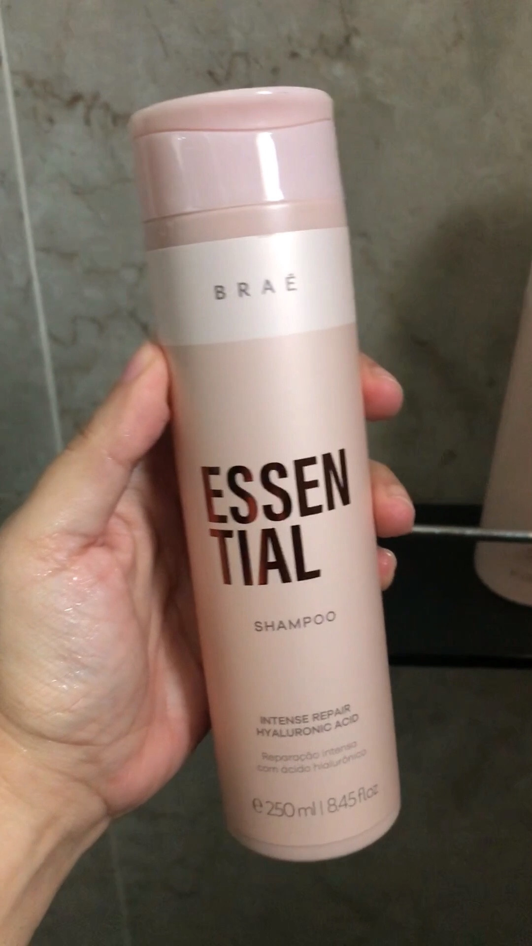 Hoje eu vim te apresentar uma linha perfeita para você manter seus cabelos macios e hidratados .

Estou falando da linha essential , perfeita para cabelos danificados , o produto promove hidratação prolongada e recuperação para todos os tipos de cabelos.

E para finalizar utilizei o Beach hair day , um spray texturizador para promover aquelas ondas naturais efeito ondas de praia .

#amobrae #braefriends #squadbrae @braehaircare

#LTKVideo #LTKsalealert #LTKbeauty