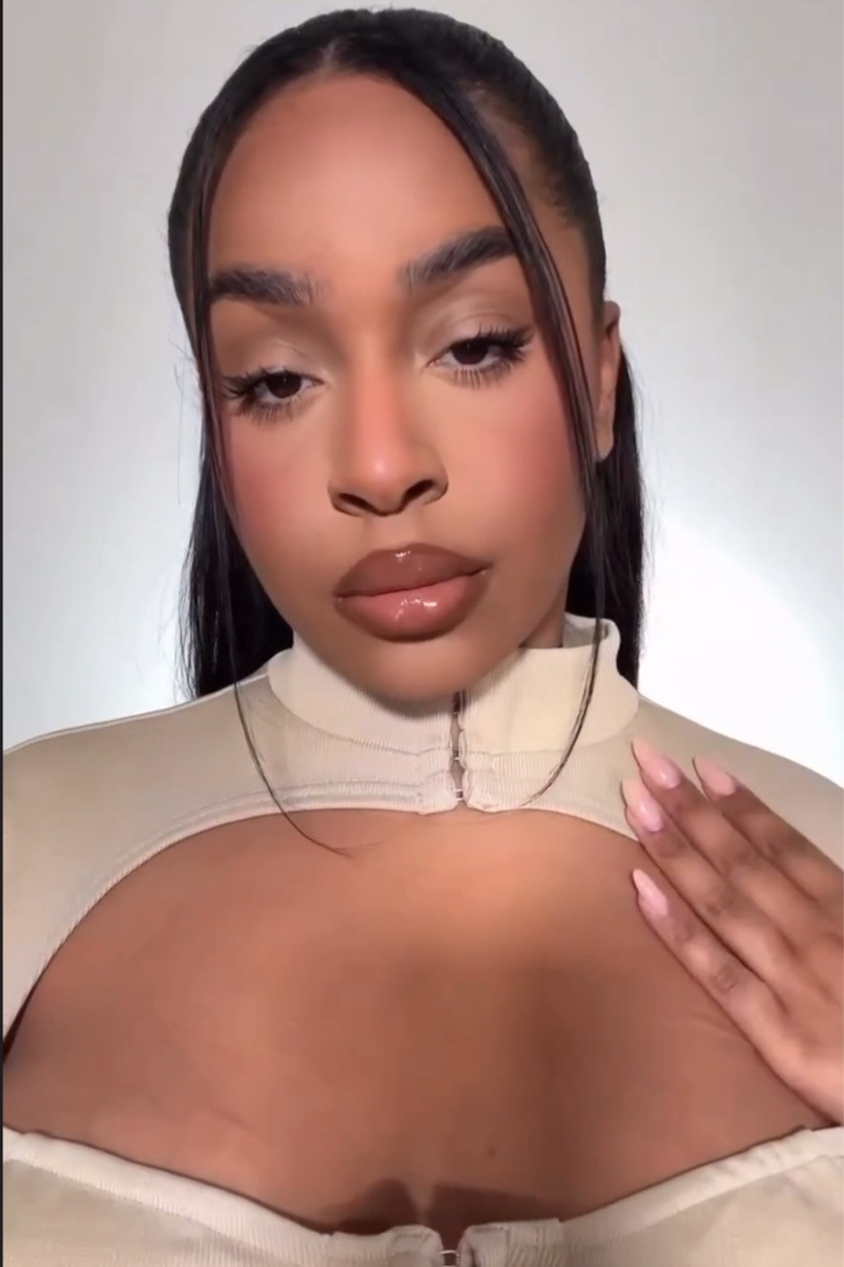 Ma routine teint ✨
Fond de teint NYX BLUR 
Anti cerne Too Faced Born This Way
Blush liquide Charlotte Tilbury 
Palette yeux Fenty Beauty Bomb Posse
Crayon lèvres Mac Cork
Rouge à lèvres Charlotte Tilbury Cover Star
Gloss Fenty Sweet Mouth

#LTKFind #LTKbeauty #LTKeurope