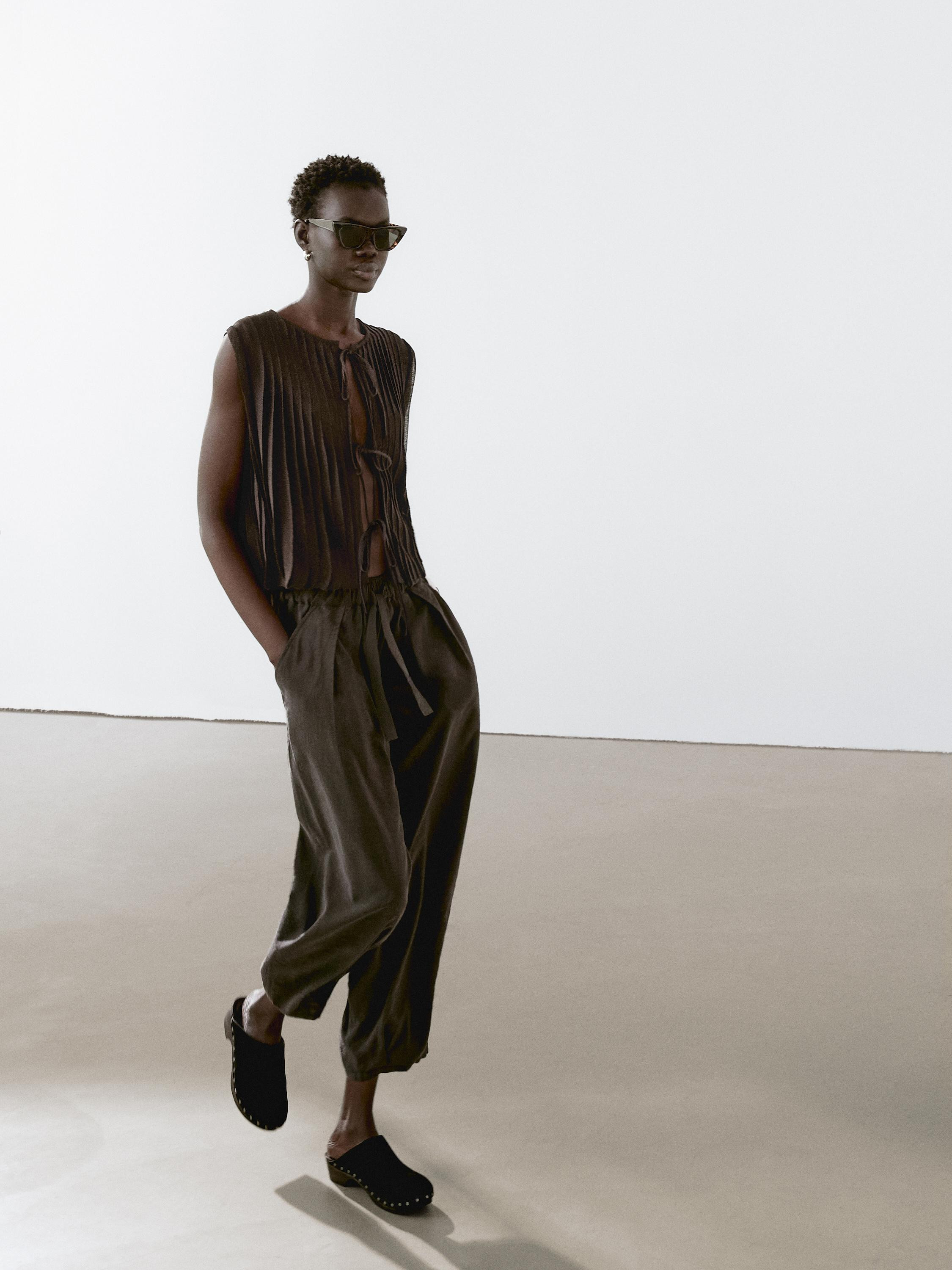 Round neck vest. Sleeveless. Drawstring fastening. Pleated detail. | Massimo Dutti UK