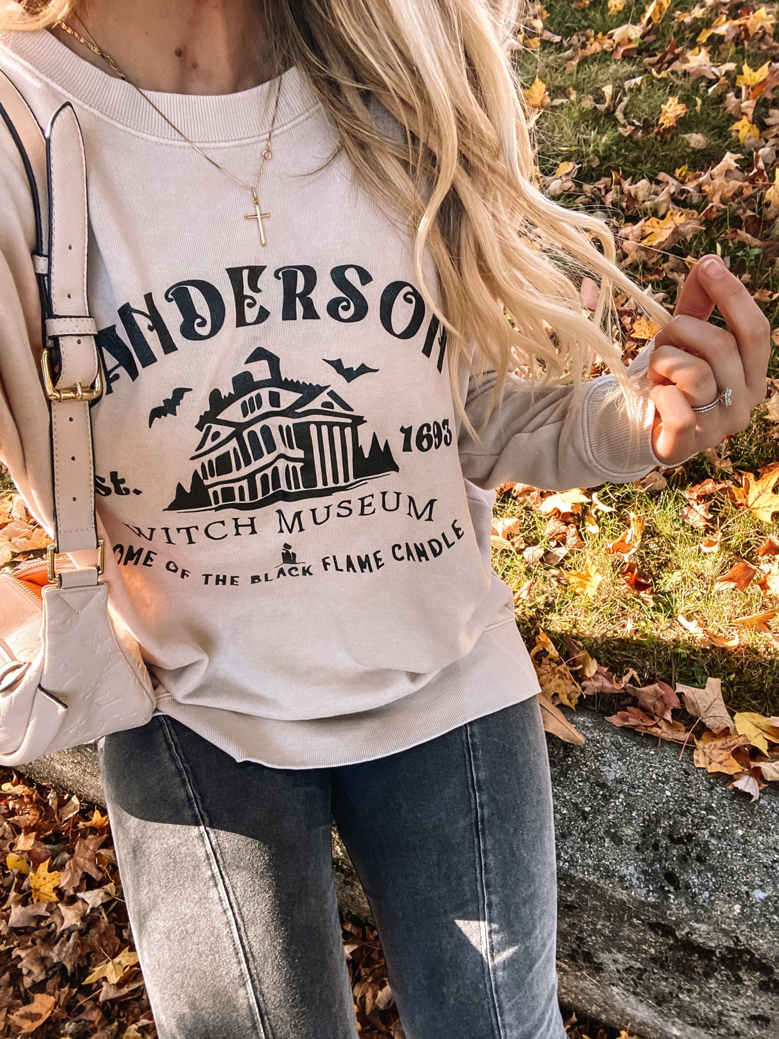 Halloween cozy outfit
Hocus Pocus sweatshirt
Flare leggings
15% off ALEXIS15 

#LTKHalloween #LTKSeasonal #LTKstyletip