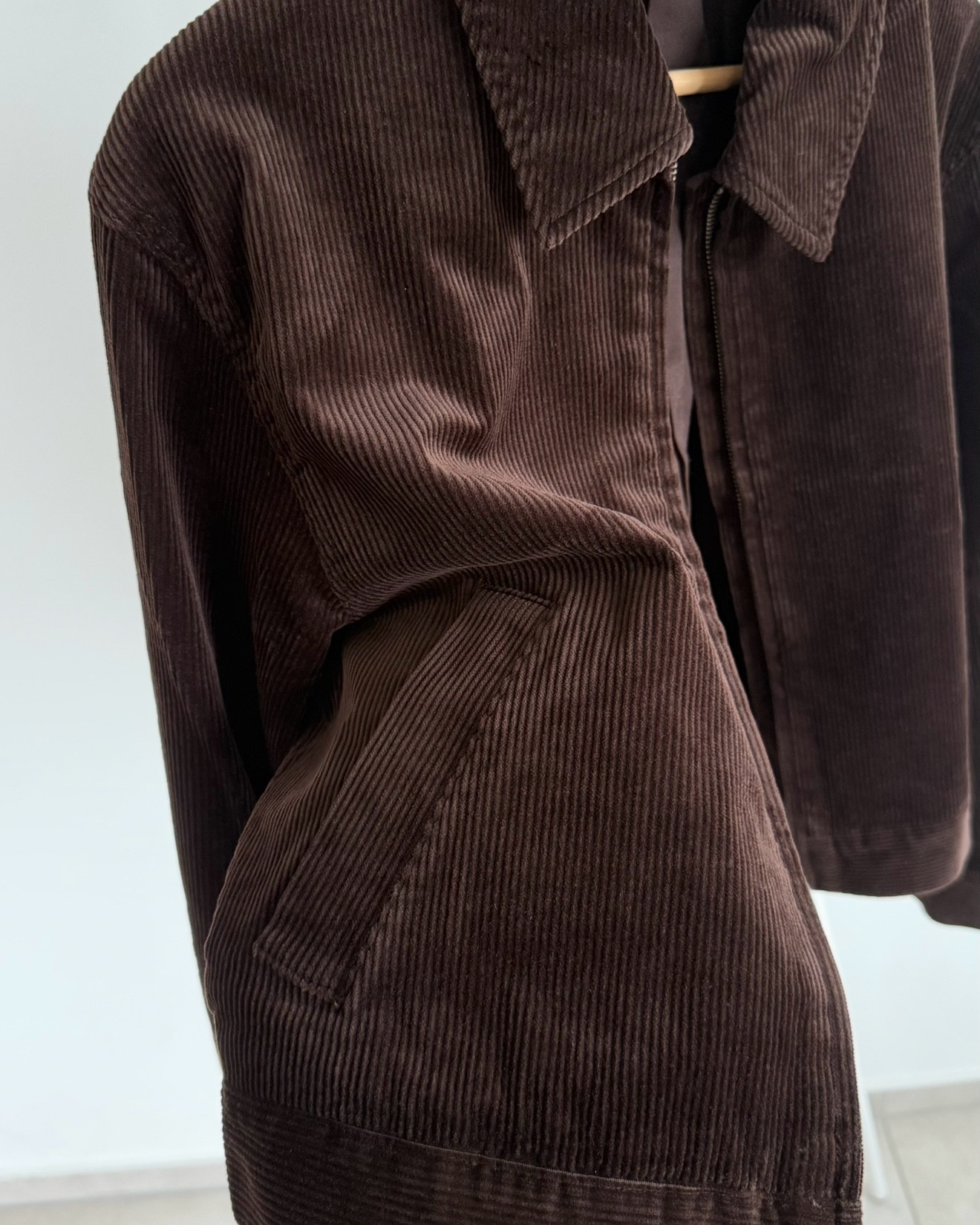 Ziemlich gut und stabil wirkten auch die Cord-Stücke von Uniqlo - allerdings besteht das Futter zum Teil aus Polyester. Durch den Oberstoff trotzdem relativ atmungsaktiv, vor allem wenn ihr noch was aus Naturfasern drunter tragt. Kommt aber drauf an, wie empfindlich ihr da seid. 

#LTKeurope #LTKdeutschland #LTKautumn