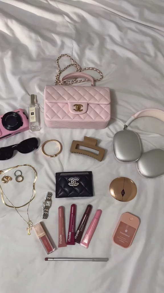 what’s in your bag?

#LTKstyletip #LTKbeauty