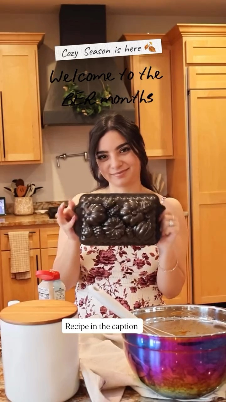 The Ber months are here!! 🍂🤎🤎🍂 Cozy season has arrived and it’s making me the happiest woman, the leaves are already falling here, the trees are changing colors 🌲the cold breeze is blowing in the morning air!!! It’s time to get my pumpkins out 🎃, time for all the cozy treats like this pumpkin crumble cake, here’s to recipe: 
🍂🤎🍂🤎🍂
1 can pumpkin
2 eggs
1/2 cup milk
1/2 cup vegetable oil
1/2 tsp vanilla
Whisk
Add 1 cup sugar
1/2 cup brown sugar
1 tsp baking soda
1 tsp cinnamon
1/2 tsp salt
1/2 tsp pumpkin spice
Whisk then add 1 3/4 cup of flour
🍂🍁🍂🍁🍂
For the brown sugar streusel 
1/4 cup brown sugar
1/4 cup melted butter
169
2 tbsp sugar
1/2 tsp pumpkin spice
Brown sugar streuse
1/2 cup flour
1/4 cup brown sugar
Oven at 325 degrees for 1 hour and 20 min or 1 hour and 30 min. 
.
.
.
.
.
.
.
.
.
.
.
#foodiesofig #foodiepics #fallbaking #halloweencountdown #bermonths #cozyseason #fallseason🍁 #autumniscoming #falltreats #autumncolors🍁 #autumnbaking