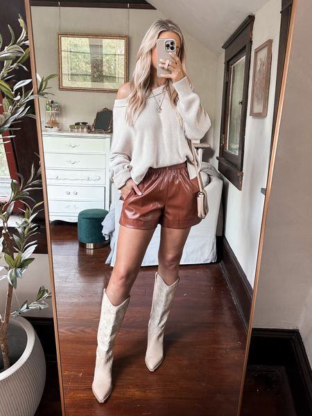 How to style faux leather shorts
They have a roomy relaxed fit, wearing size small
Neutral fall outfit idea


#LTKstyletip