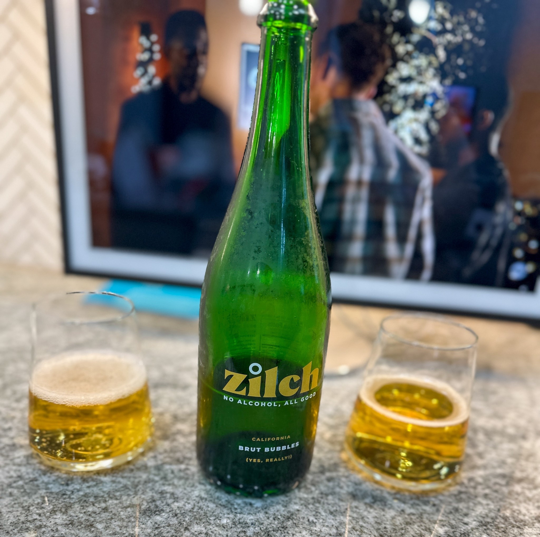 Weekends are for relaxing and catching up on TV shows. Watching one of my favorite shows, enjoying a glass of non-alcoholic wine and cooking #nonalcoholicwine #wine #drinks #weekendvibes #echoshow21 #athomewithdsf 