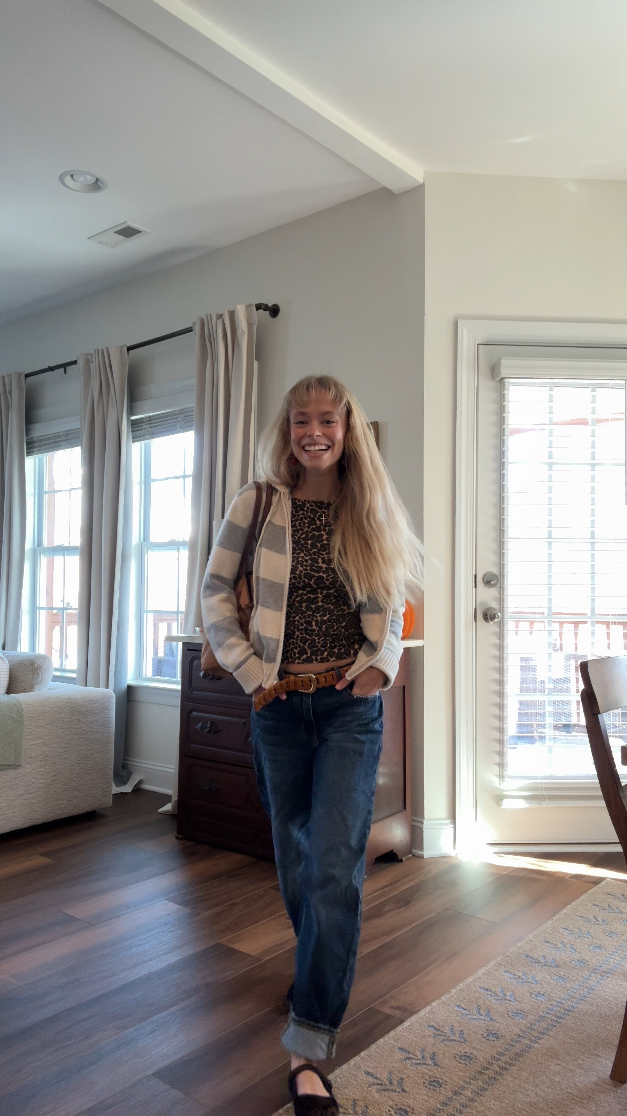 Wearing an XS in my tee, 000 reg in my barrel jeans, and I have the medium Longchamp tote!!! 