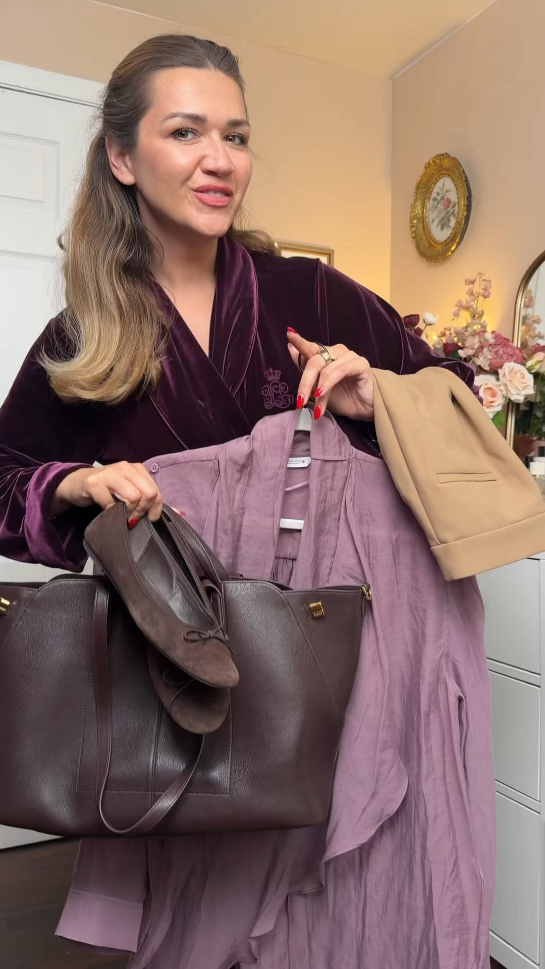 Love a hero piece moment 🙌🏼

Top: @Zara Medium 
Bottoms: @Spanx 6 regular 
Accessories: Amazon 
Bag: Songmont (gifted)
Ballerinas: Old @gap (linked similar!)
Robe: Ralph by @ralphlauren