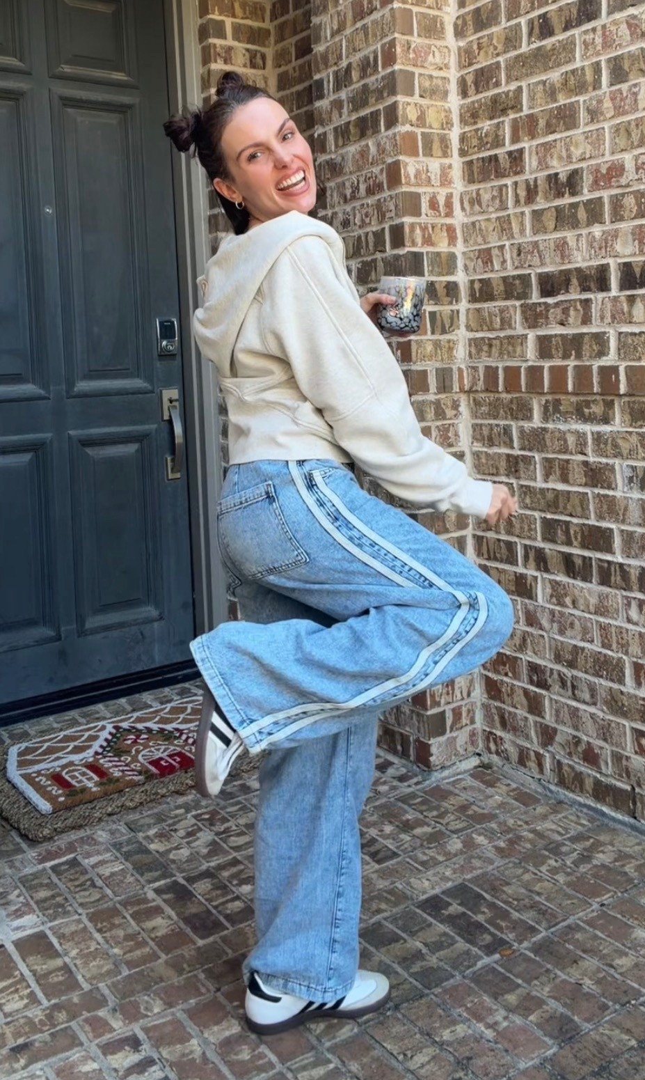 Comfy & easy mom fit :)

Sizing details :
120lbs, 5’3
XS in pants (sized down)
Small in top 
