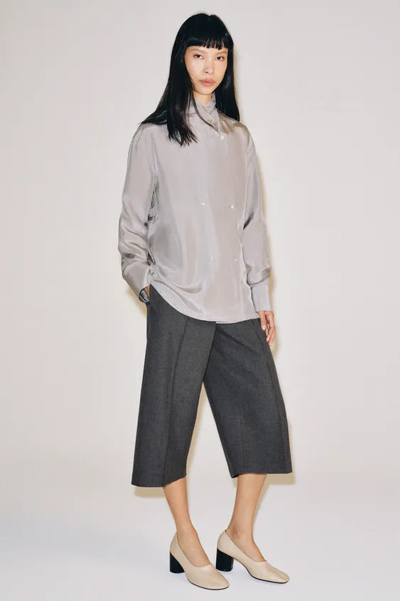 Model height: 178 cmZARA WOMAN COLLECTIONBermuda shorts made from a viscose blend yarn. Mid-waist... | Zara UK