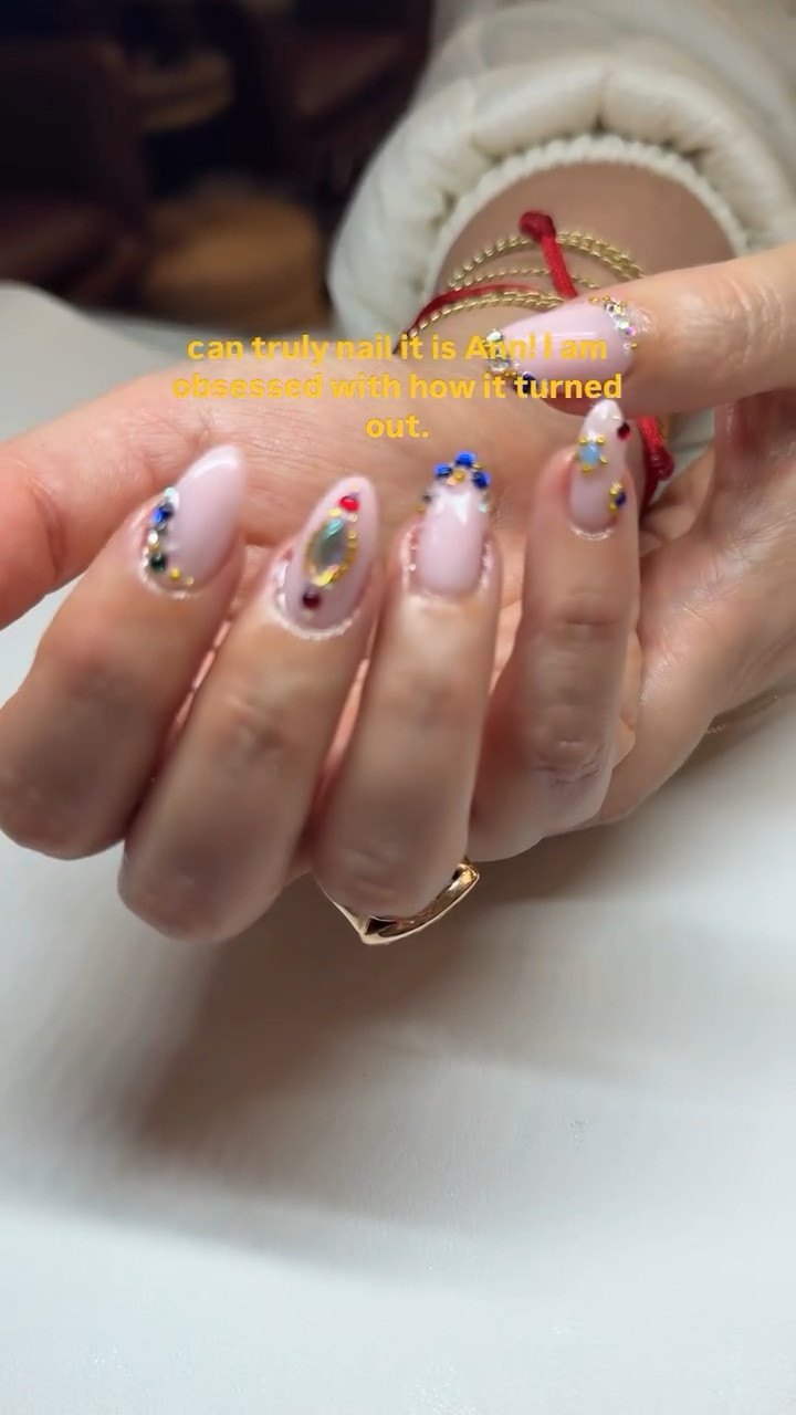 I had a crazy nail art design idea for my birthday so I went to @annelizabeth87 at @midcitynails.la! Let’s say mission accomplished! 

This nail art is also perfect for my upcoming trip to Madrid BzH and the holiday season 💙❤️🤩