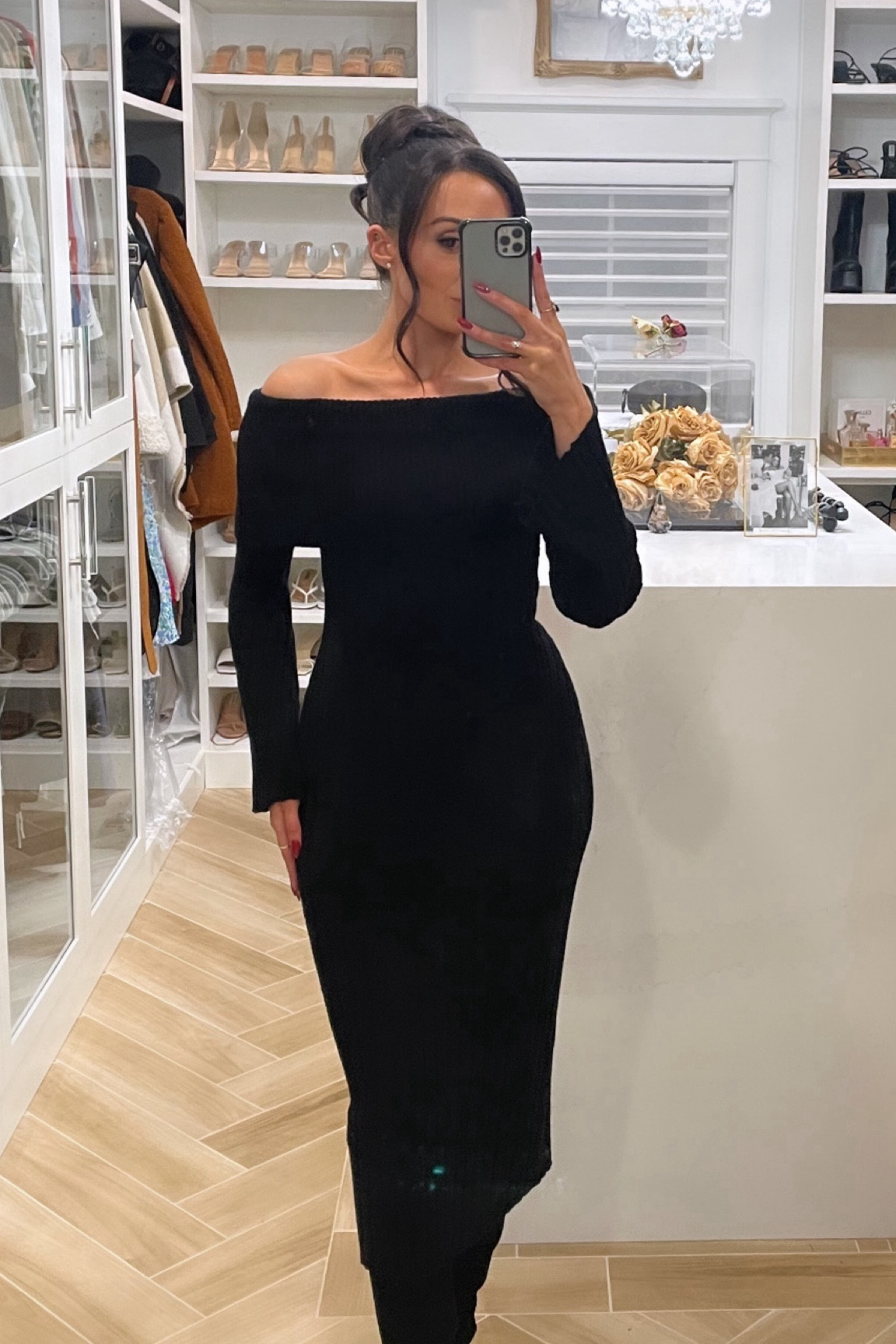 🖤 holiday parties 
Wearing xs