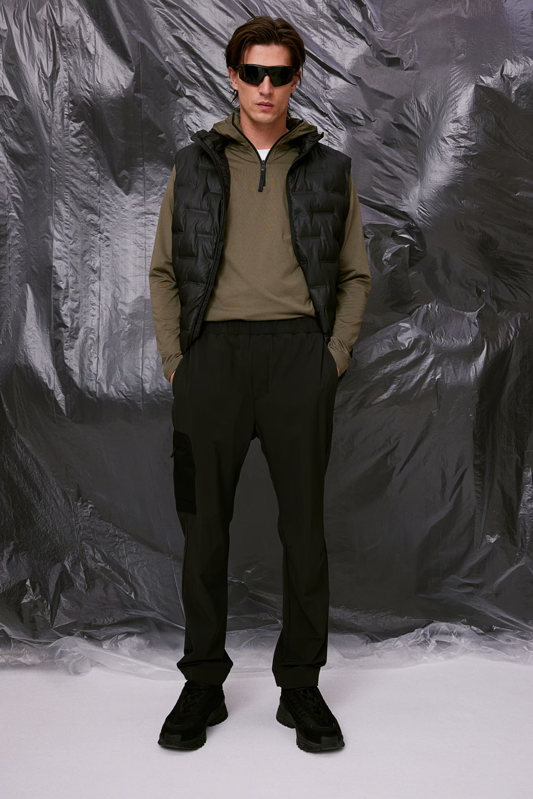 Regular Fit Sports gilet in ThermoMove™ - Black - Men | H&M GB | H&M (UK, MY, IN, SG, PH, TW, HK)