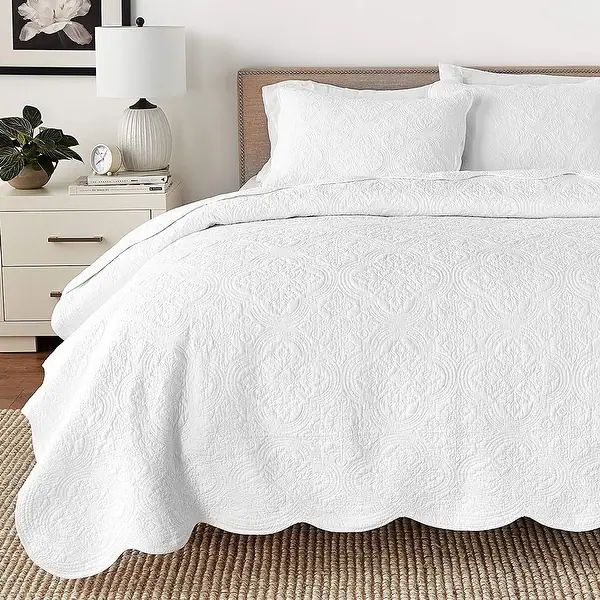Blantyre Scalloped Edge White Cotton 3-piece Oversized Quilt Bedding Set - White - Queen | Bed Bath & Beyond