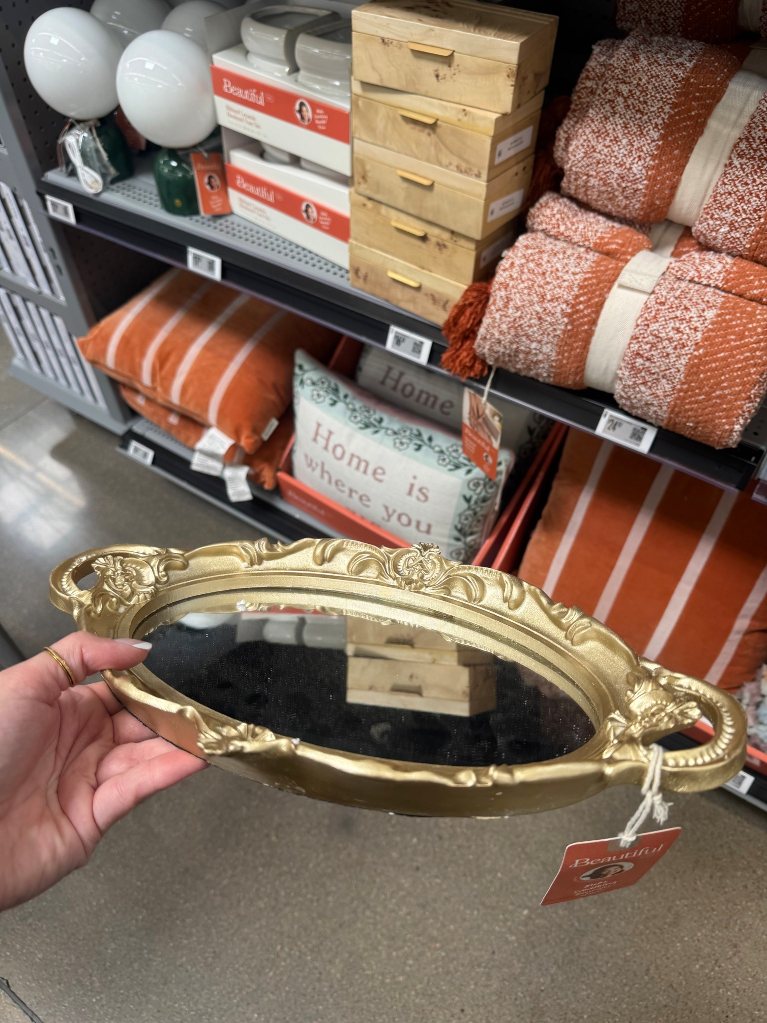 This tray is perfect for candles, perfume bottles, or just looking cute on a vanity 👀