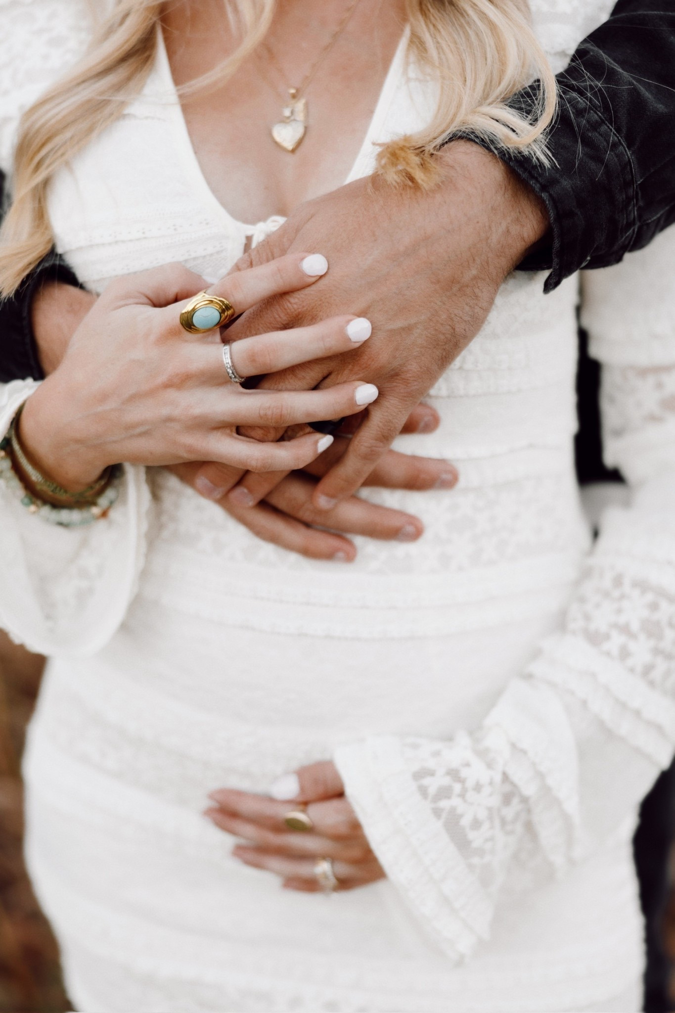 Pregnancy announcement photos outfit 