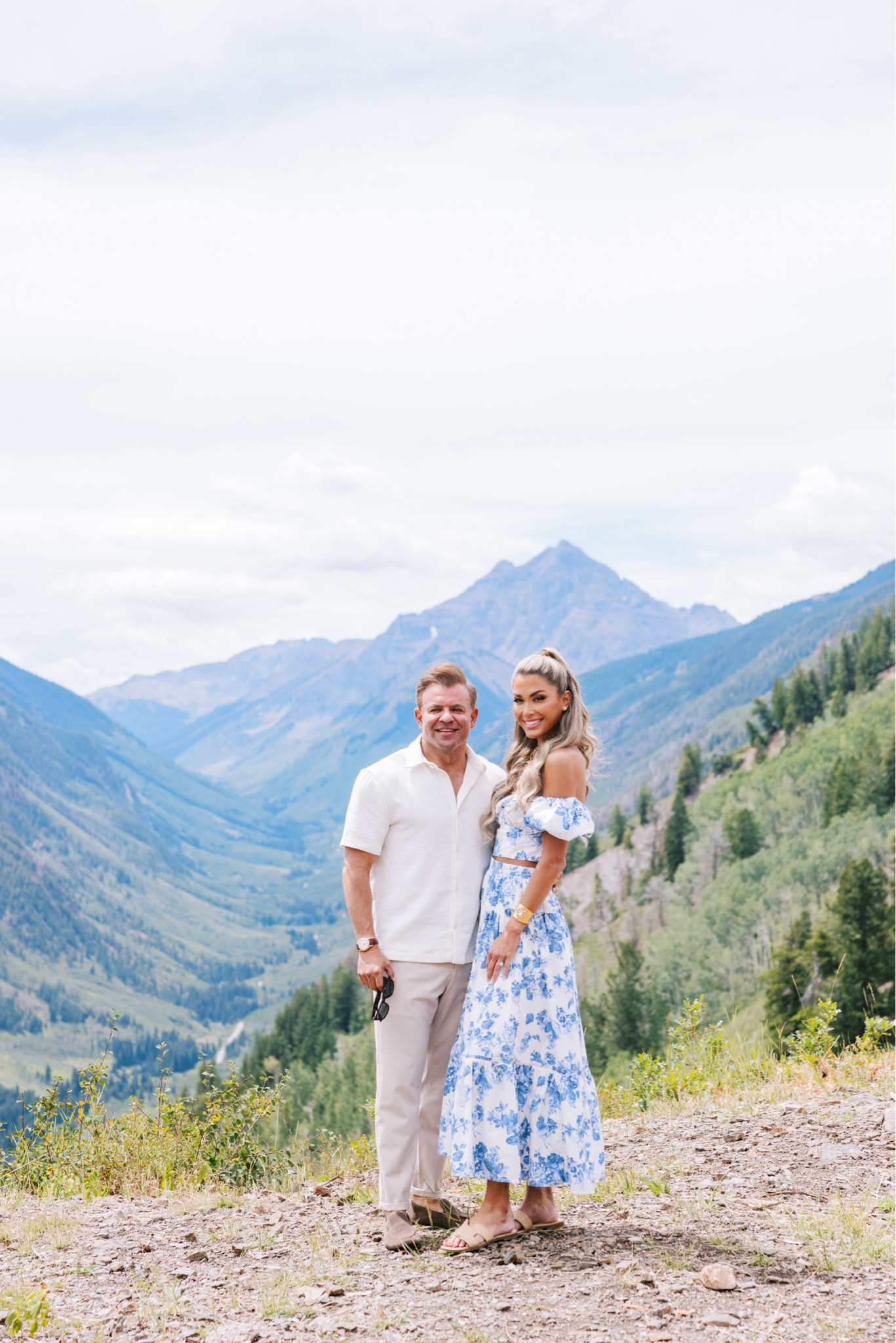 Gorgeous set from Abercrombie and fitch! Runs large, wearing size small. 


Two piece set, Maxi skirt and crop top, off the shoulder top, blue and white floral, spring set 

#LTKFindsUnder100 #LTKTravel #LTKWedding