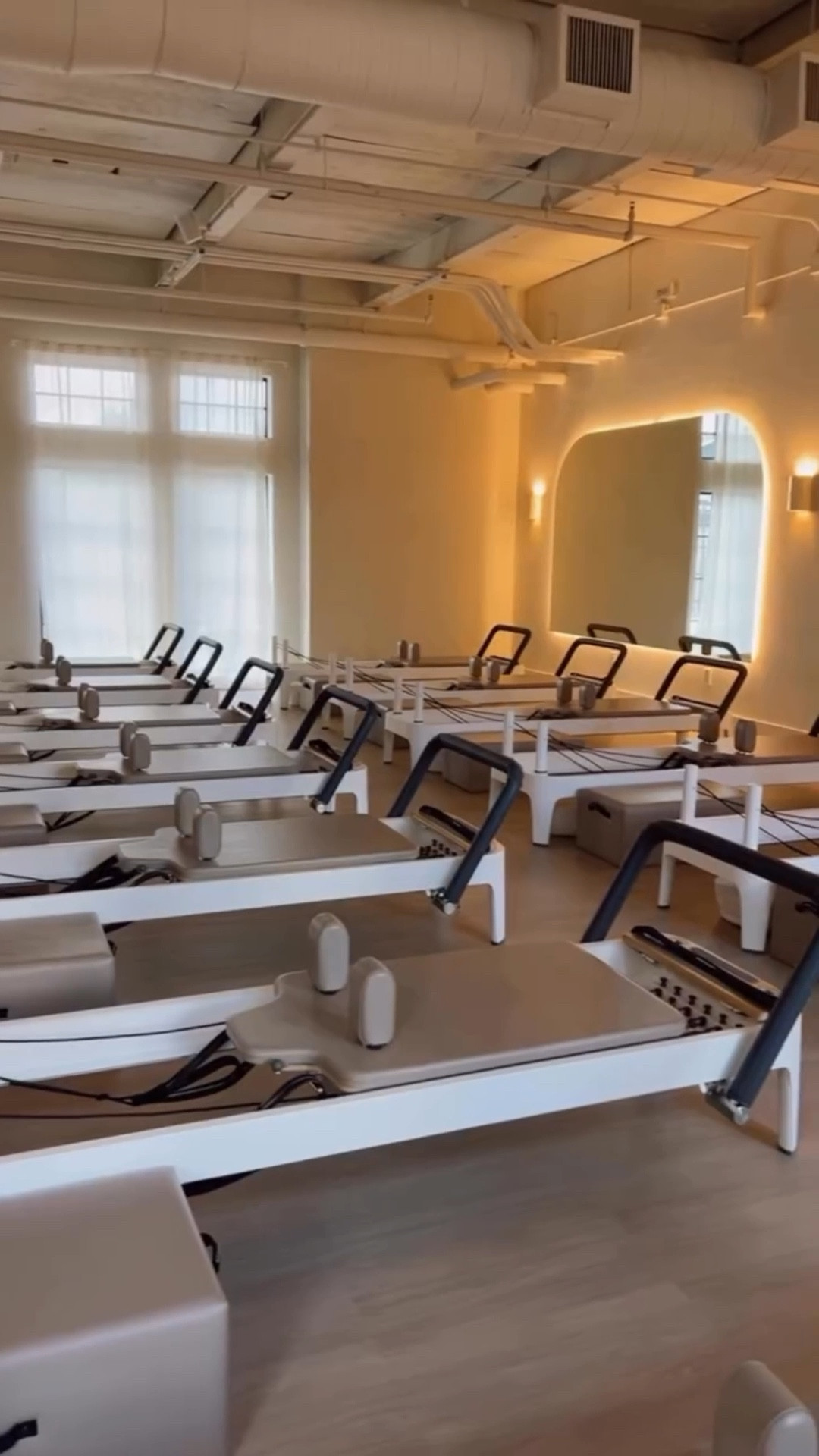 // @thedailypilates ily 🫶🏻✨☁️🩰🤍🦢 #pilatesreformerexercises #thedailypilates #reformerpilates #reformerstudio //