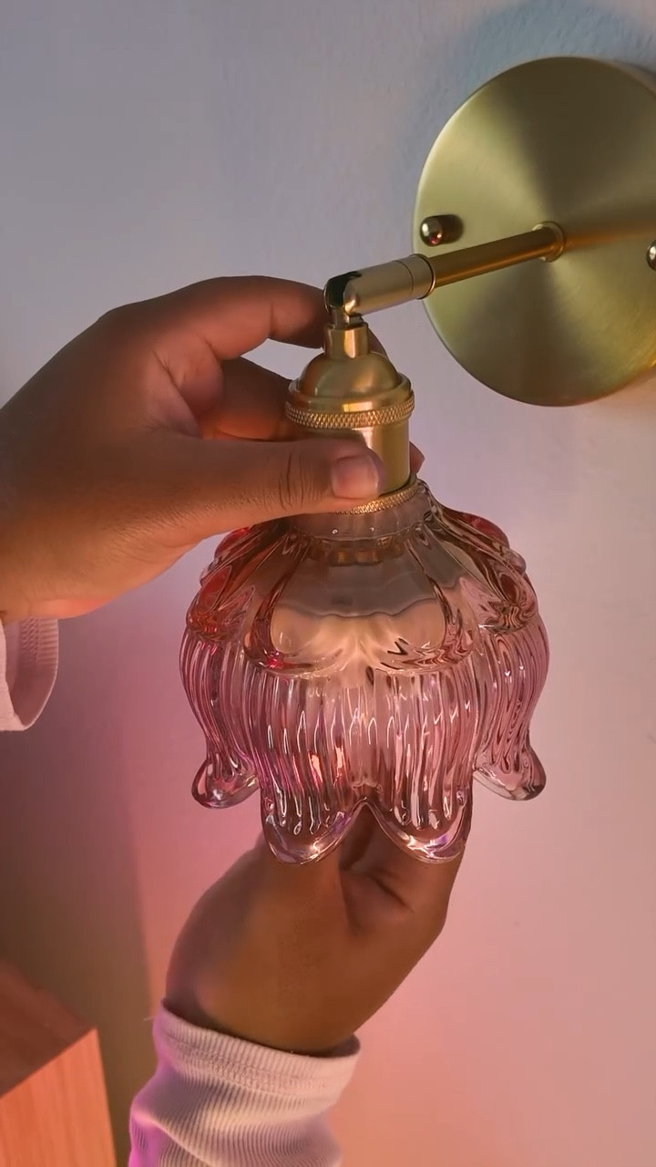 You can never have too much cozy decor in your space ✨ i’ve been wanting to add these pink sconce wall lights forever and finally got them! perfect for late night reading, gaming, coloring and cozy hobbies!
#cozygaming #cozygamer #cozygamingsetup #cozydesksetup #cozyhome cozygames  cozyvibes  dopaminedecor  cozyhobbies #diy