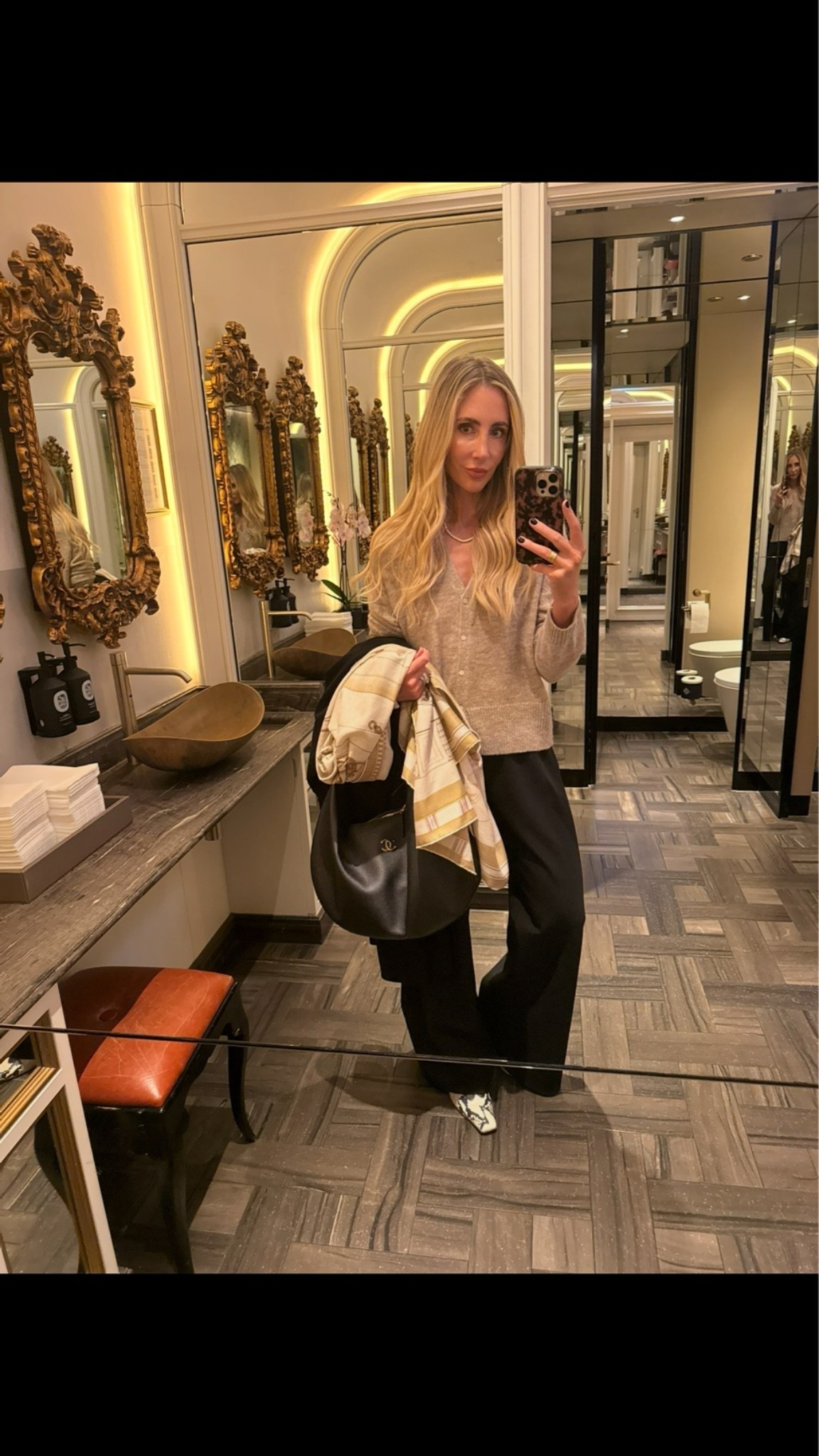 The perfect transitional fall look! Easy, effortless and so good for those in between weather days! 

Em sizes:
Height: 5’6”
Weight: 115lbs
Tops: XS
Pants, 2, small, 25


Fall fashion, transitional outfit, outfits, mom fashion