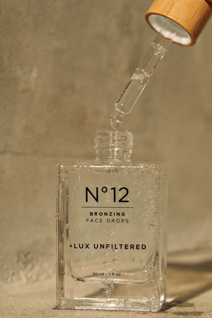 No12
              
              Bronzing Face Drops
            
            30 ml / 1 fl oz | +Lux Unfiltered