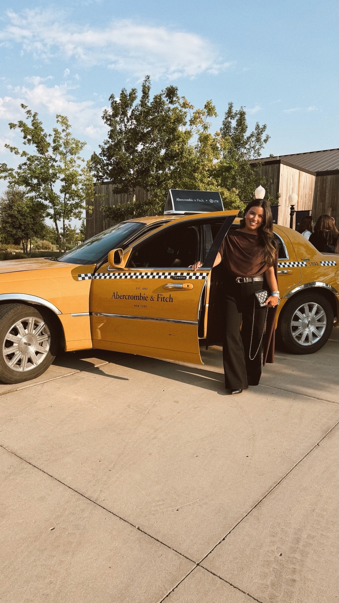 LTKCon outfit of thr night with @abercrombie 🚕🤎

#abercrombie #cape #capetop #falloutfit #booties #denim #jeans #widelegdenim

#LTKCon #LTKCon #LTKSeasonal #LTKootd